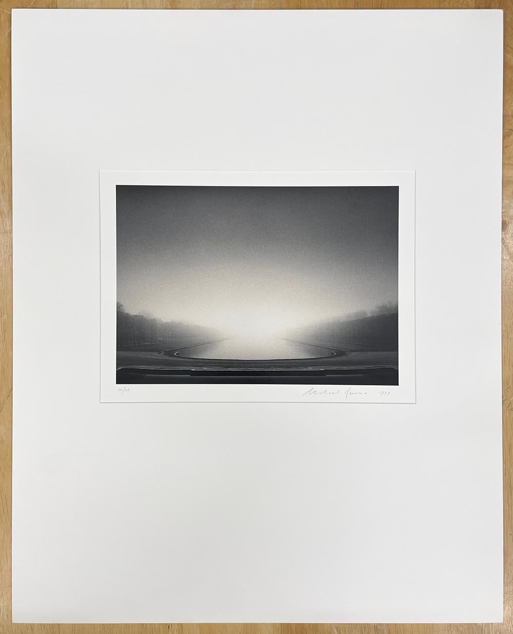 Petit Canal, Versailles, Frankreich – Photograph von Michael Kenna
