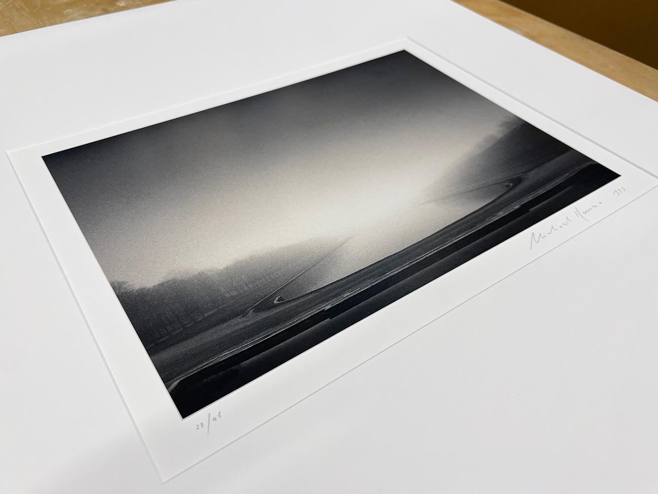 Auflage von 45
Signiert, betitelt, Negativdatum, Abzugsdatum und nummeriert. 
Sepia getöntes Gelatinesilber

Die Schwarz-Weiß-Fotografien von Michael Kenna sind kraftvoll und verführerisch. Seine Bilder entführen Sie in ikonische und ruhige
