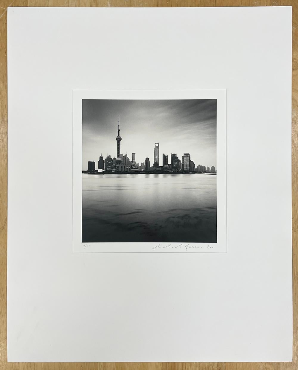 Skyline, Shanghai, Studie 3, China – Photograph von Michael Kenna