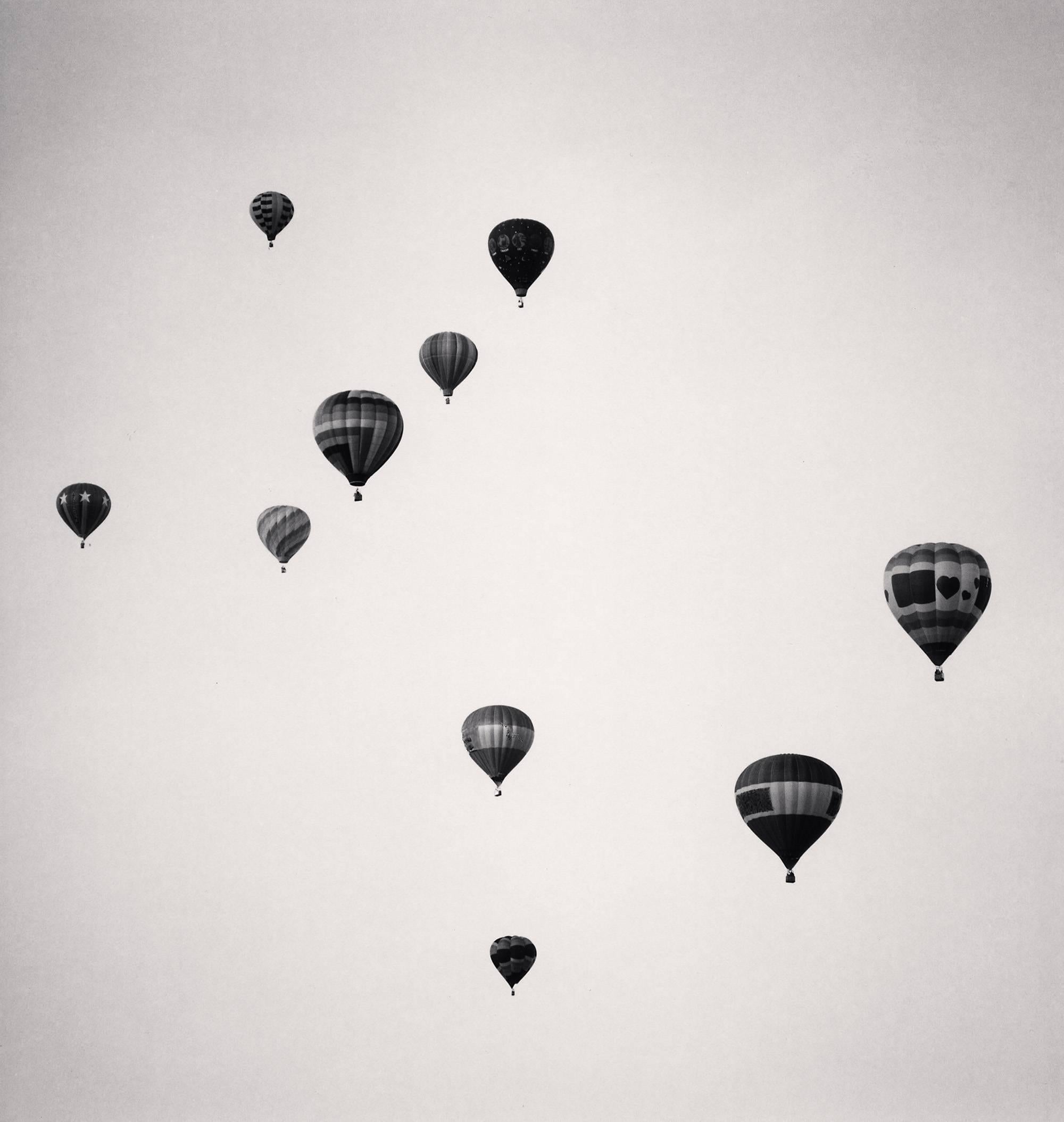 Michael Kenna Black and White Photograph – Zehn Ballons, Albuquerque, New Mexico, limitierte Auflage, Silbergelatinedruck