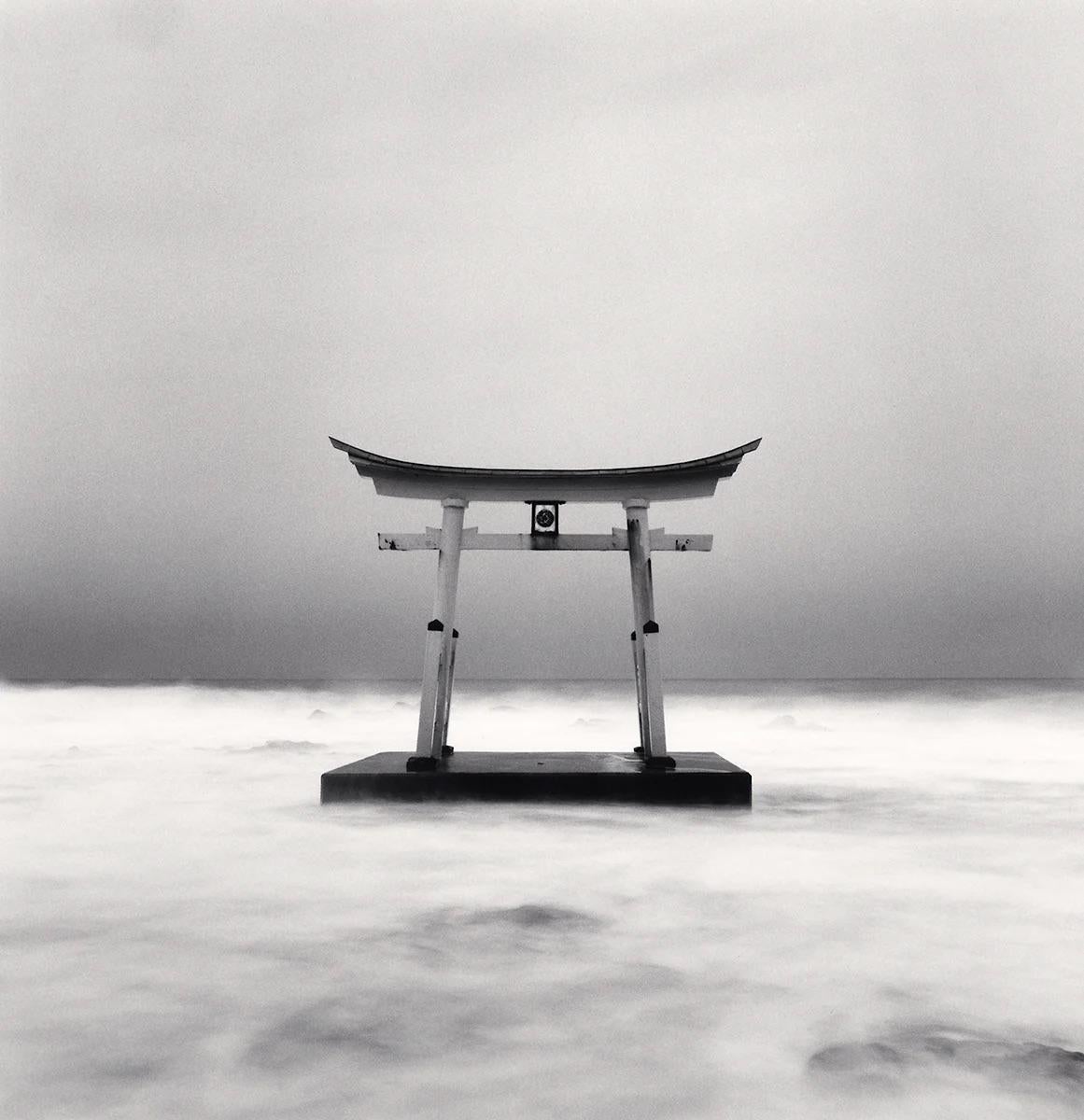 Michael Kenna Black and White Photograph – Torii-Tor, Studie 3, Shosanbetsu, Hokkaido
