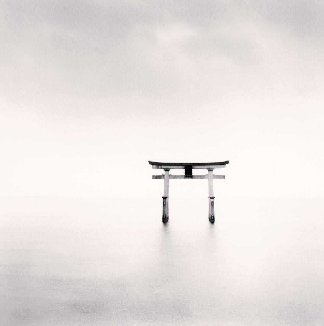 Black and White Photograph Michael Kenna - Torii, étude I, Takashima, Honshu, Japon