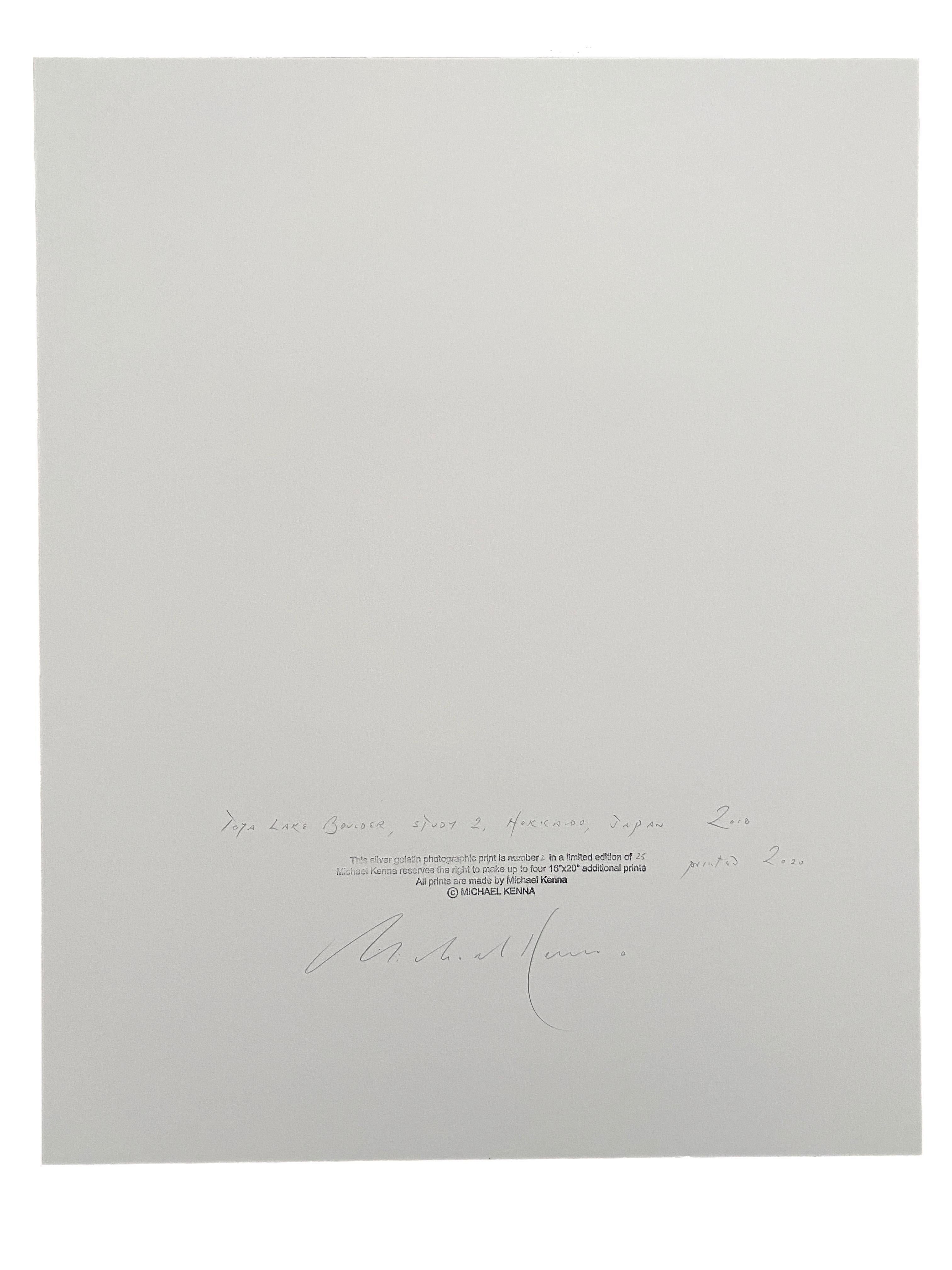 Toya-See-Boulder, Studie 2, Hokkaido, Japan (Grau), Black and White Photograph, von Michael Kenna