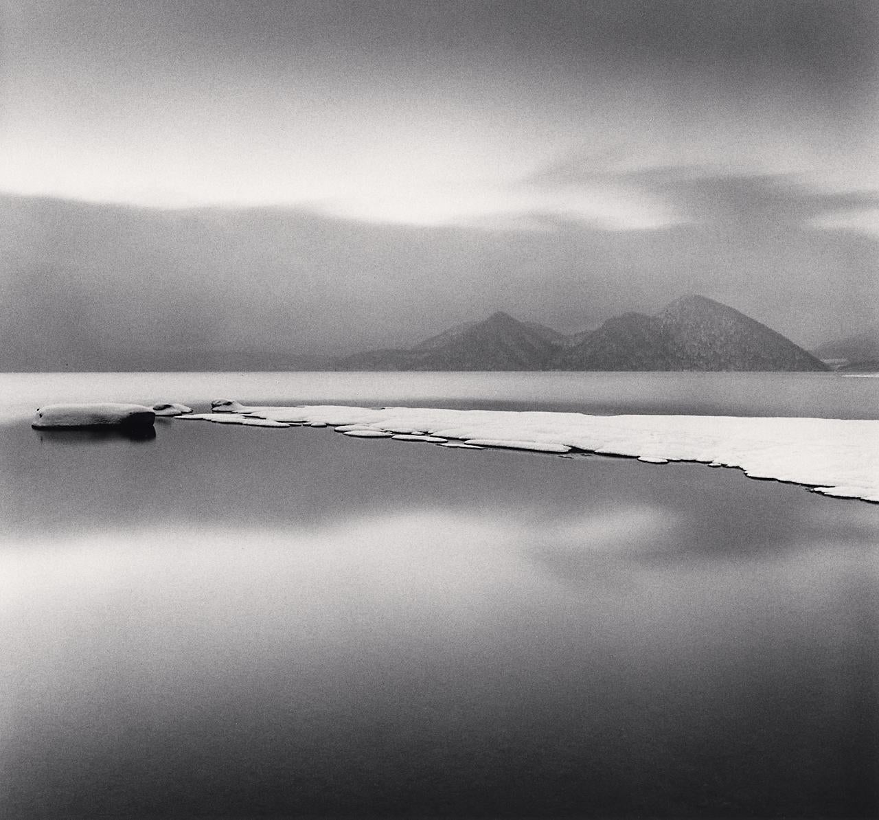 Michael Kenna Landscape Photograph – Toya Lake Boulder, Studie 2, Hokkaido, Japan 