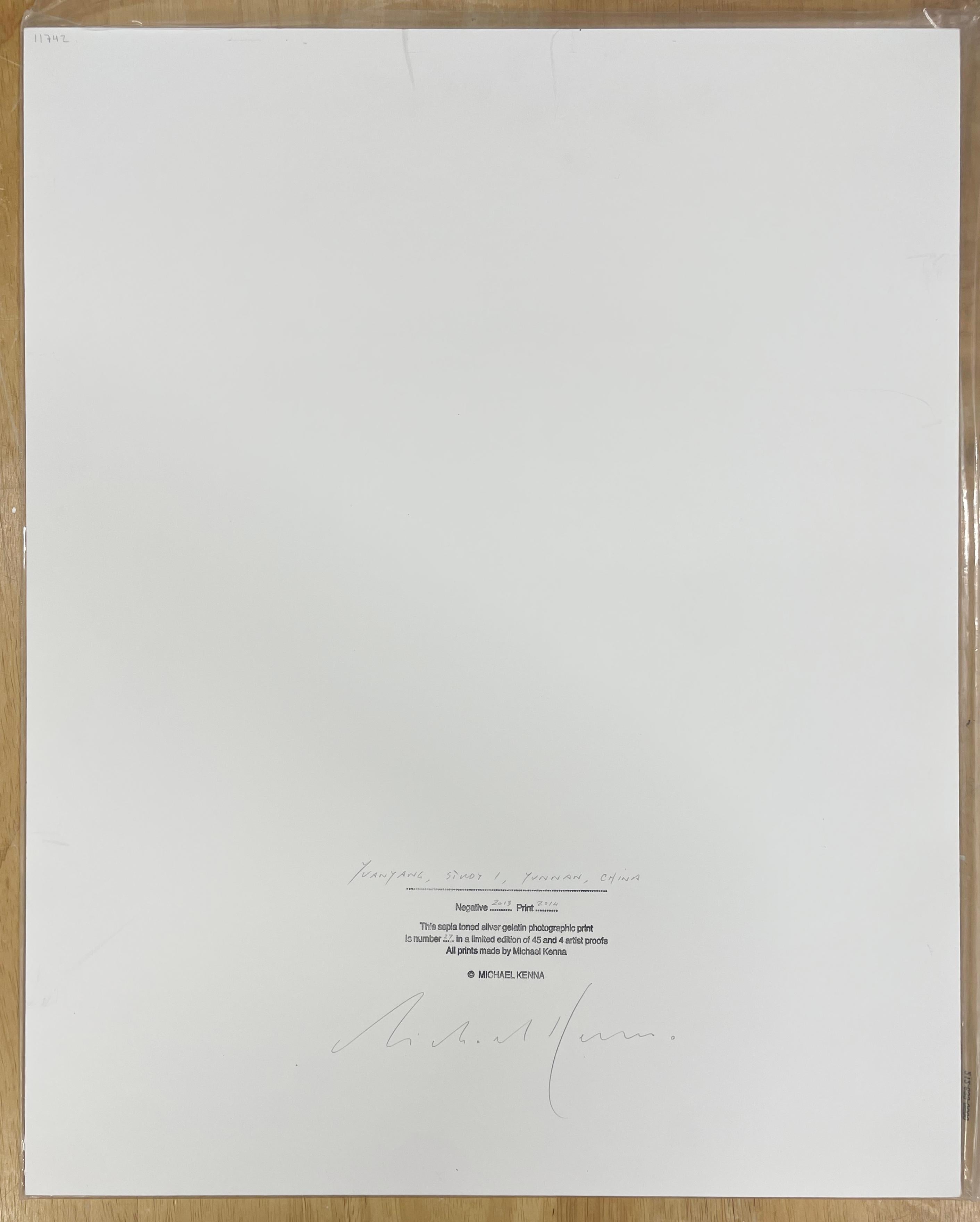 Edition 27/45
Signé, daté et numéroté au crayon sur le recto de la marge du montage par Michael Kenna
Signée, titrée, date du négatif, date du tirage et numérotée au crayon avec l'image de l'artiste. 
cachet de l'artiste à l'encre noire au verso du