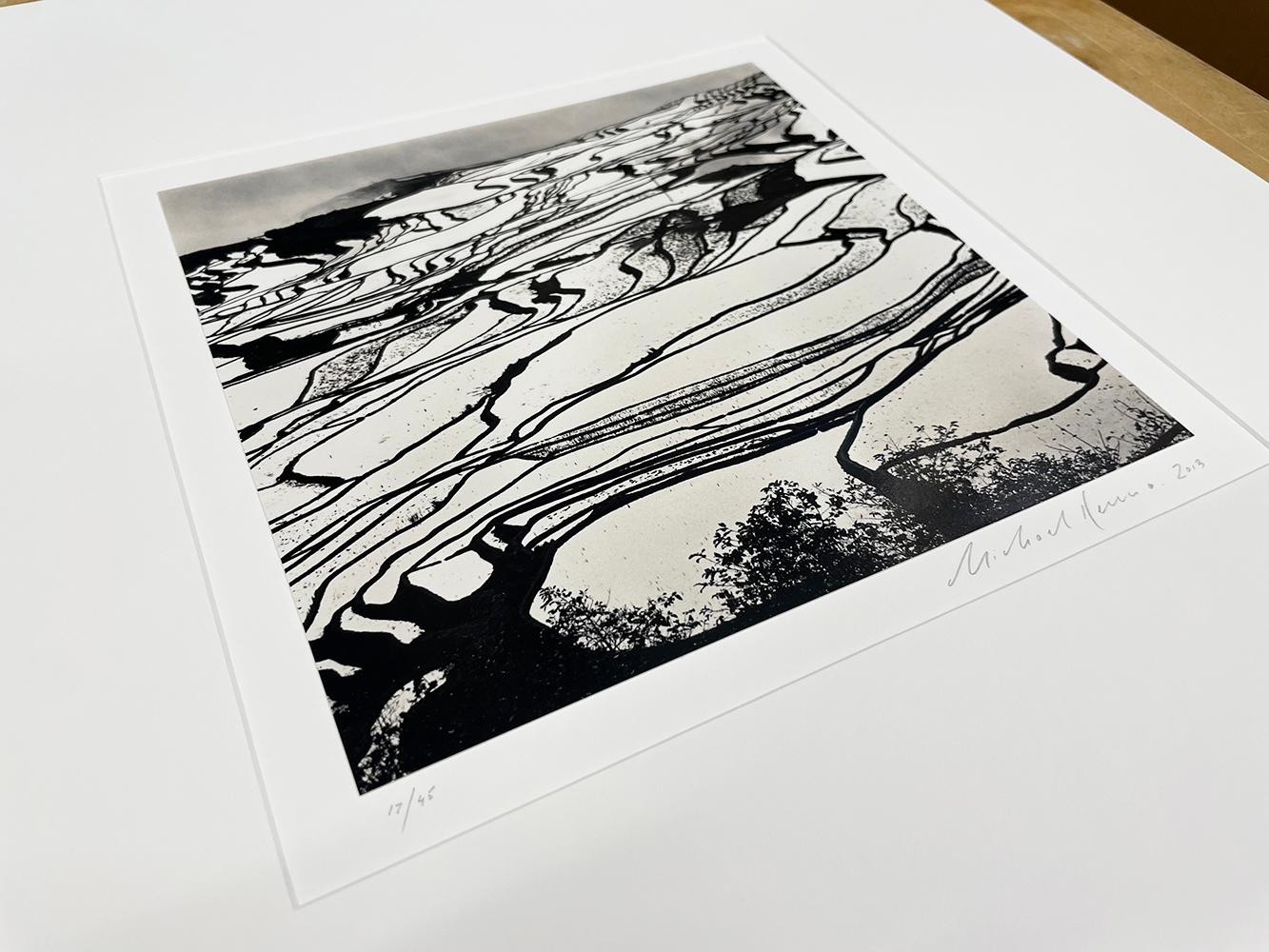 Edición de 45
Firmado, titulado, fecha del negativo, fecha de impresión y numerado.
Gelatina de plata con tono sepia

Las fotografías en blanco y negro de Michael Kenna son potentes y seductoras. Sus imágenes te transportan a paisajes icónicos y