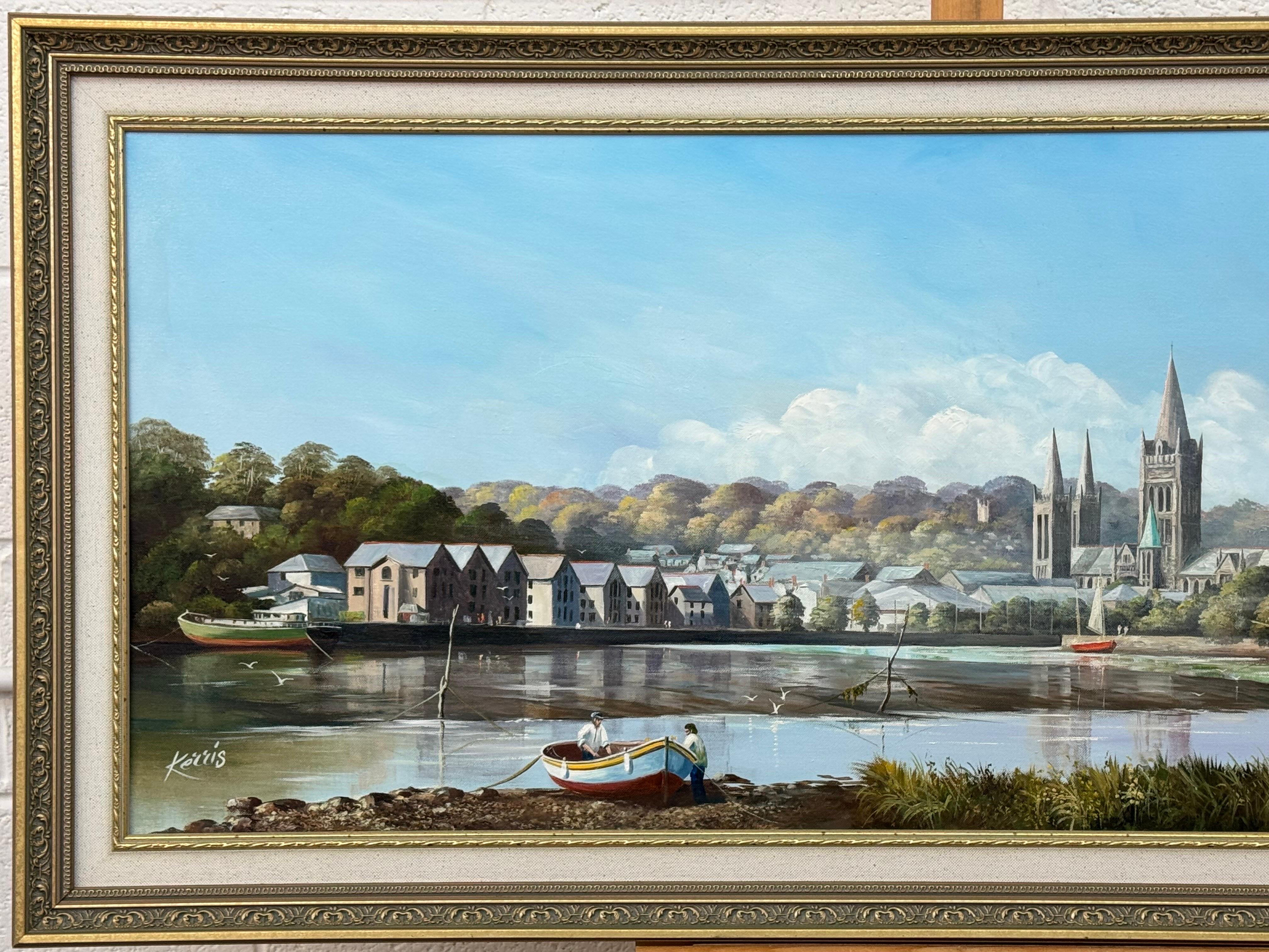Pintura de Figuras y Barcos en el Puerto de Truro con la Catedral del Artista Británico, Michael Kerris (1934-2024)

Medidas de la obra 47 x 20 pulgadas 
El marco mide 53 x 25 pulgadas

Kerris, no podría ser más córnico, nació y creció en el Ducado,