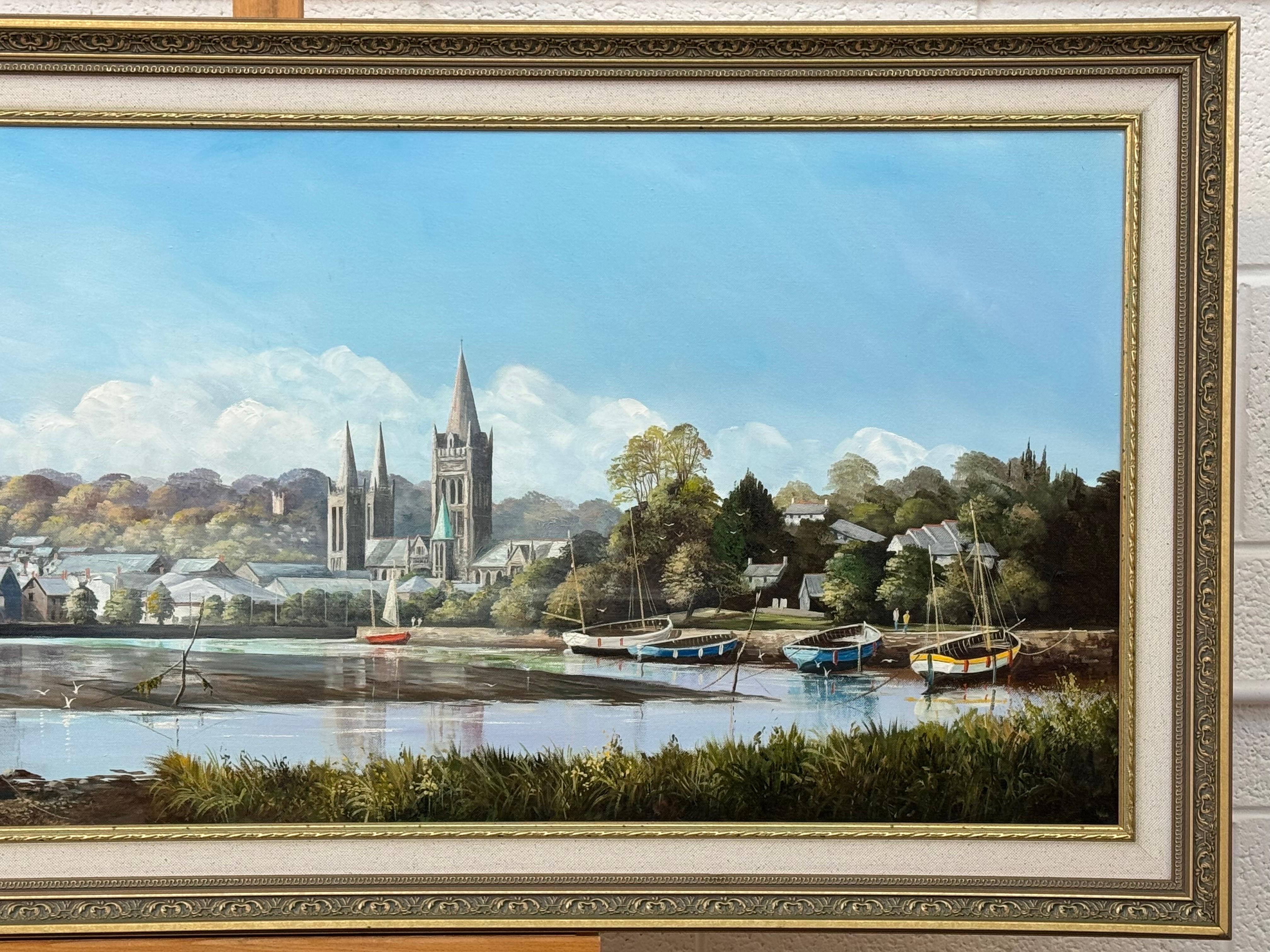 Pintura de Figuras y Barcos en el Puerto de Truro con la Catedral por un Artista Británico en venta 1