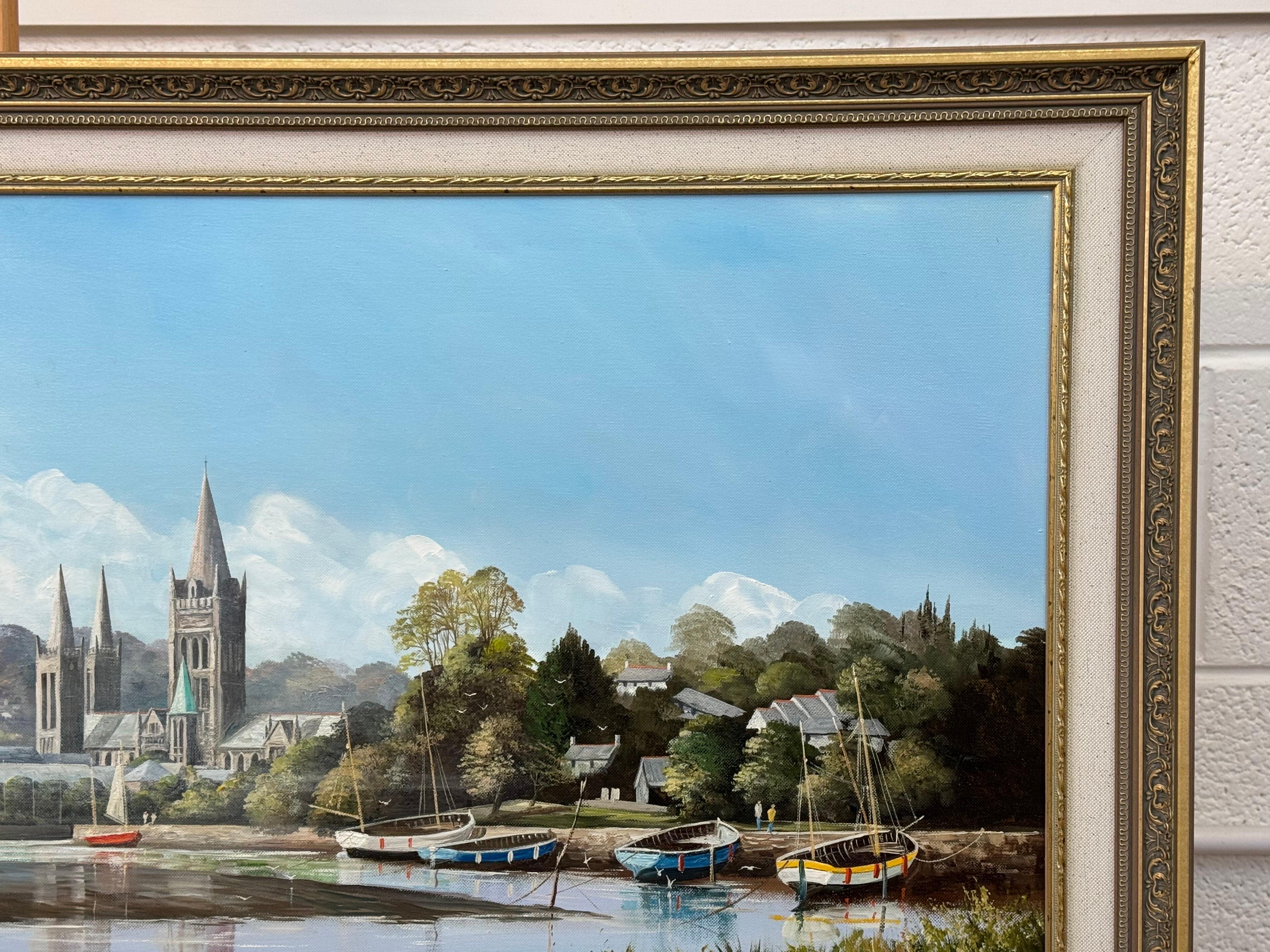 Pintura de Figuras y Barcos en el Puerto de Truro con la Catedral por un Artista Británico en venta 2