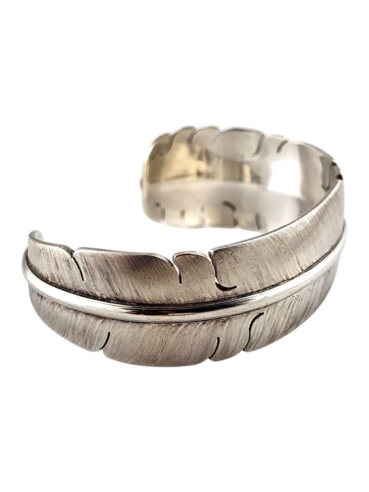 Sterling Silber Navajo Michael Kirk Feder Manschette

Diese wunderschöne Navajo-Feder-Manschette wurde sorgfältig aus Sterlingsilber gefertigt und hat ein wunderschönes Finish!

Größe: 2 3/8