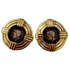 Michael Kneebone 18 Karat Gold Münz-Ohrringe mit Knopfleiste im römischen Stil