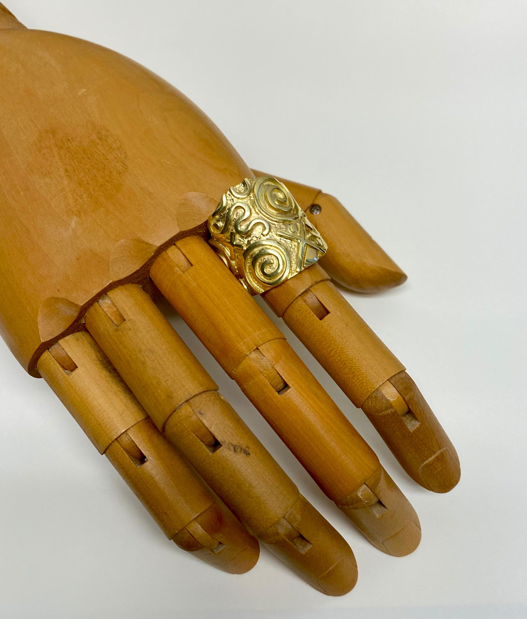 Anello Petroglyph di Michael Kneebone in oro giallo 18 carati 2
