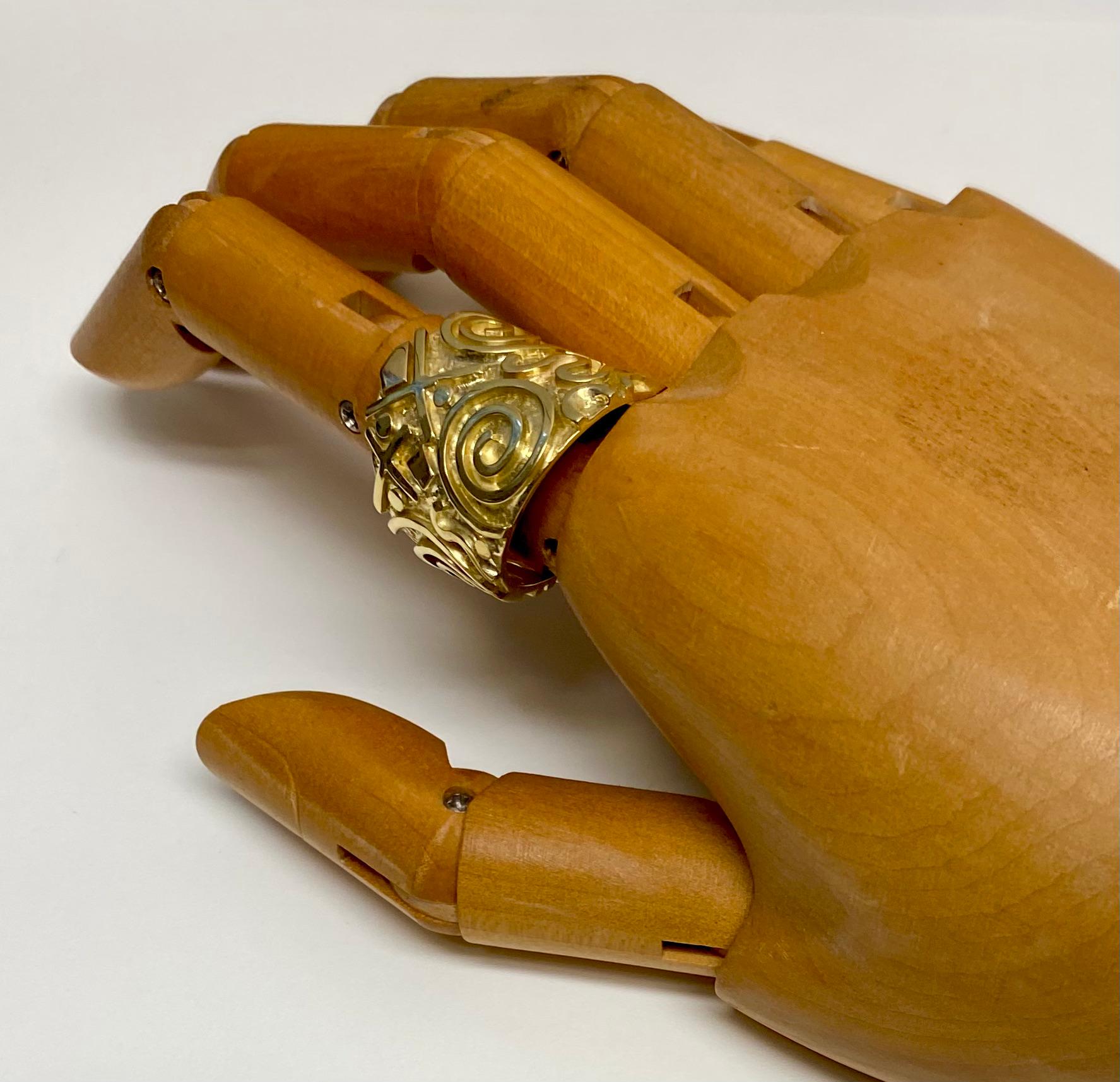 Anello Petroglyph di Michael Kneebone in oro giallo 18 carati 9