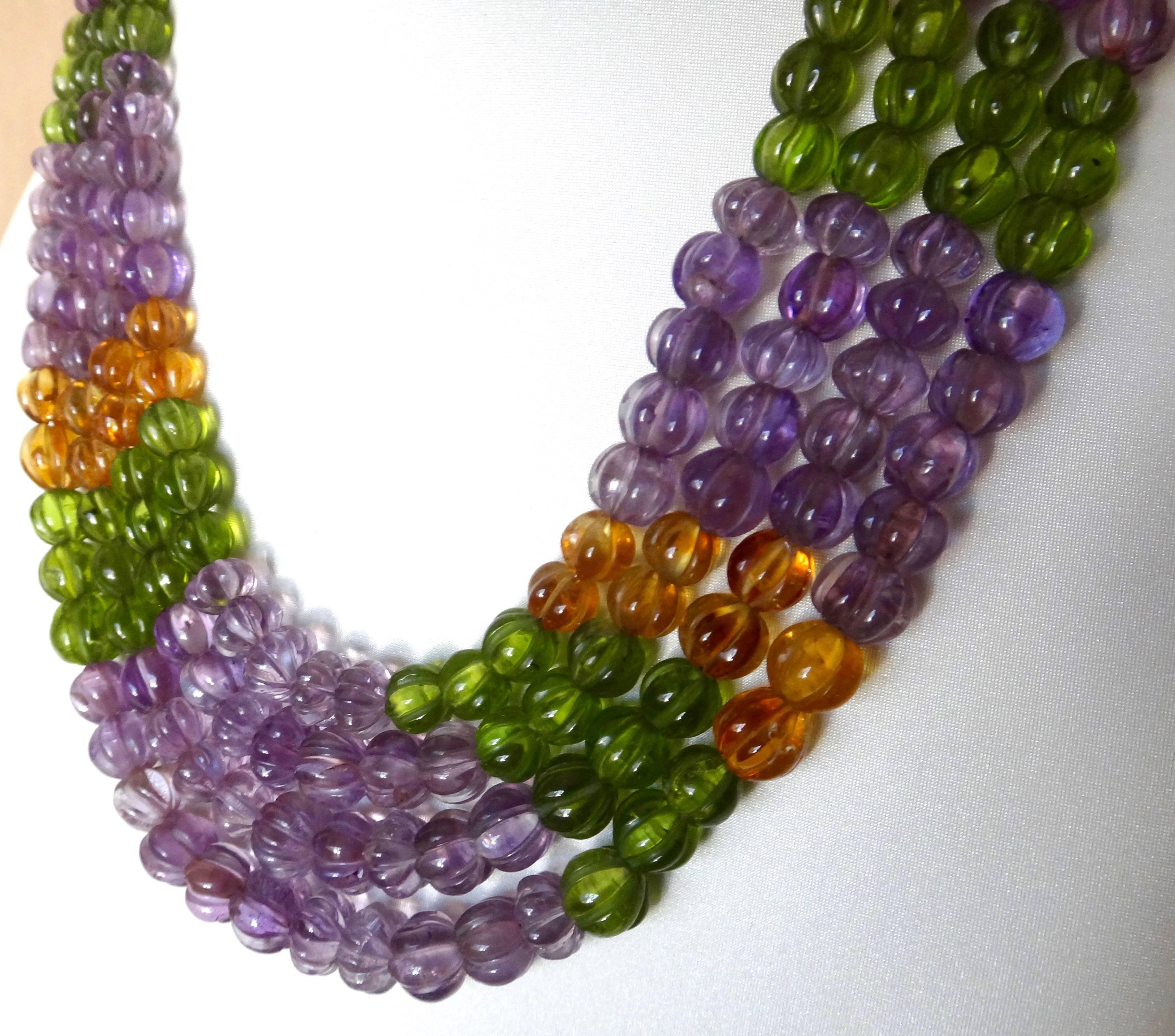 Michael Kneebone Collana di perle intagliate a più fili con perle di ametista e peridoto citrino In condizioni ottime in vendita a Austin, TX