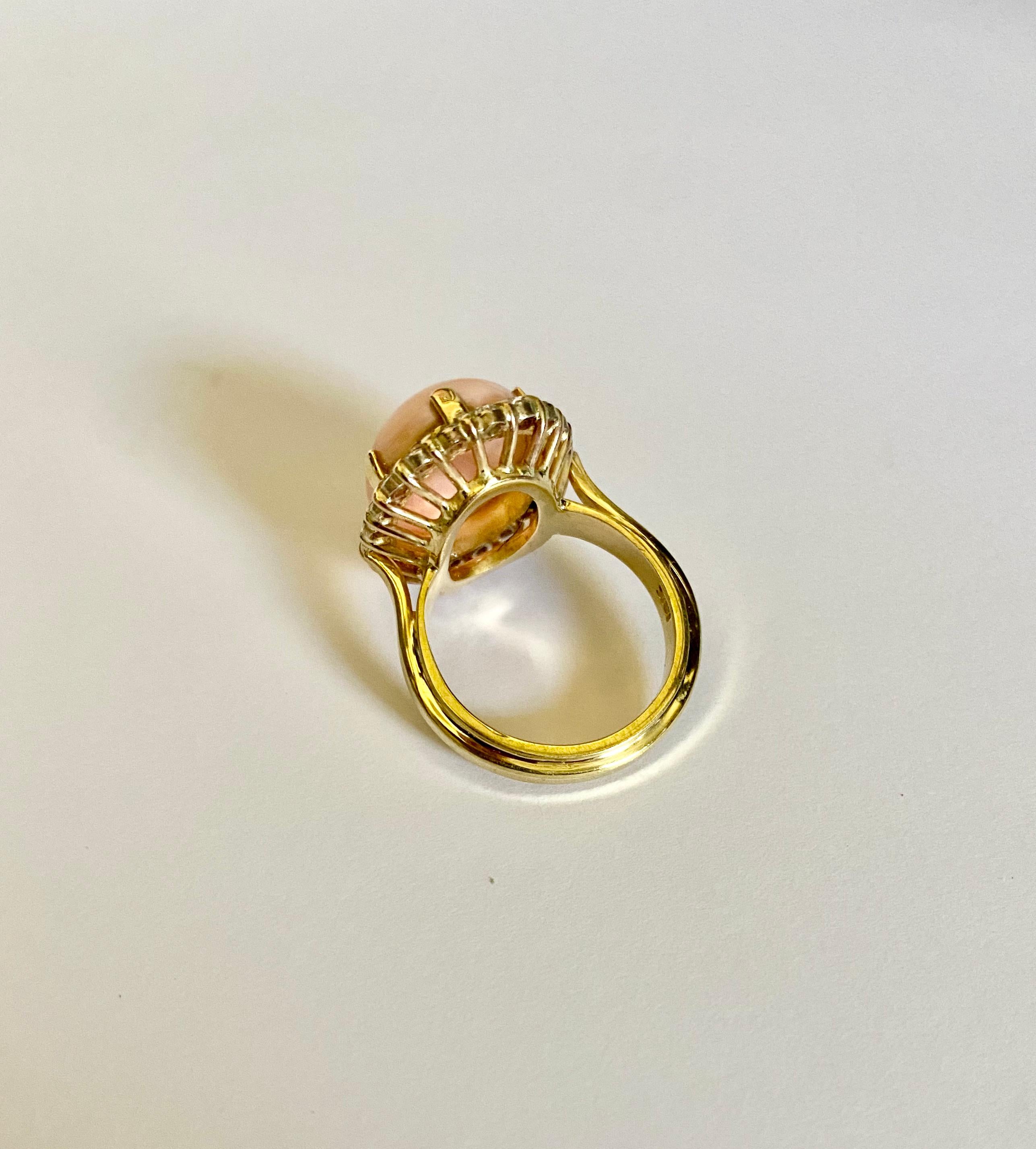 Michael Kneebone Cocktail-Ring aus 18 Karat Gold mit Engelshaut-Koralle und weißem Diamant im Angebot 1