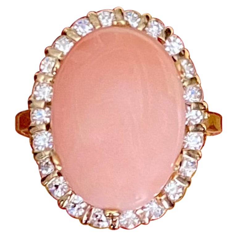 Michael Kneebone Cocktail-Ring aus 18 Karat Gold mit Engelshaut-Koralle und weißem Diamant