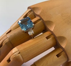 Michael Kneebone Ring mit drei Steinen, Aquamarin, weißer Saphir