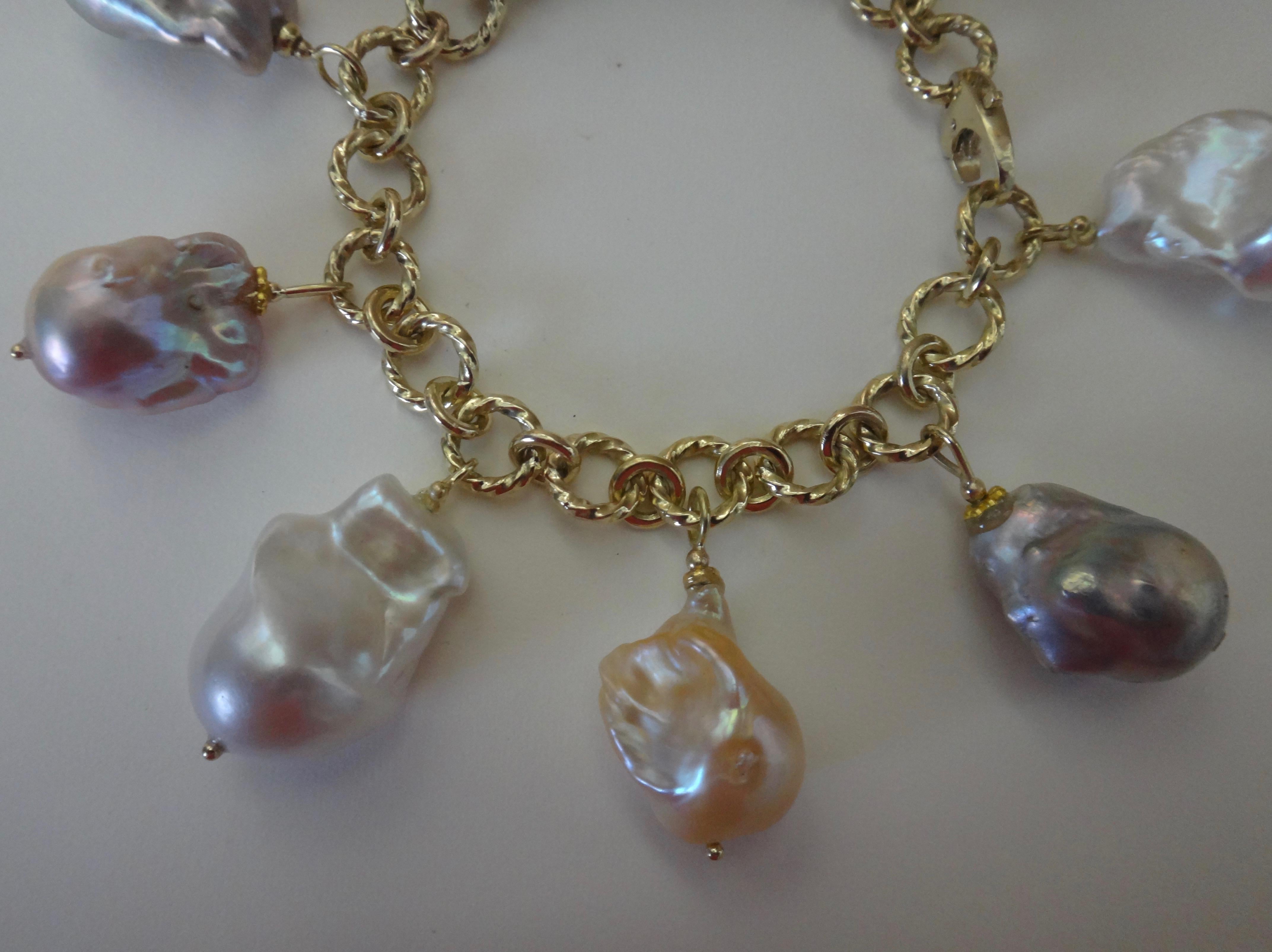 Michael Kneebone Barockes Perlen-Charm-Armband aus 18 Karat Gold im Angebot 5