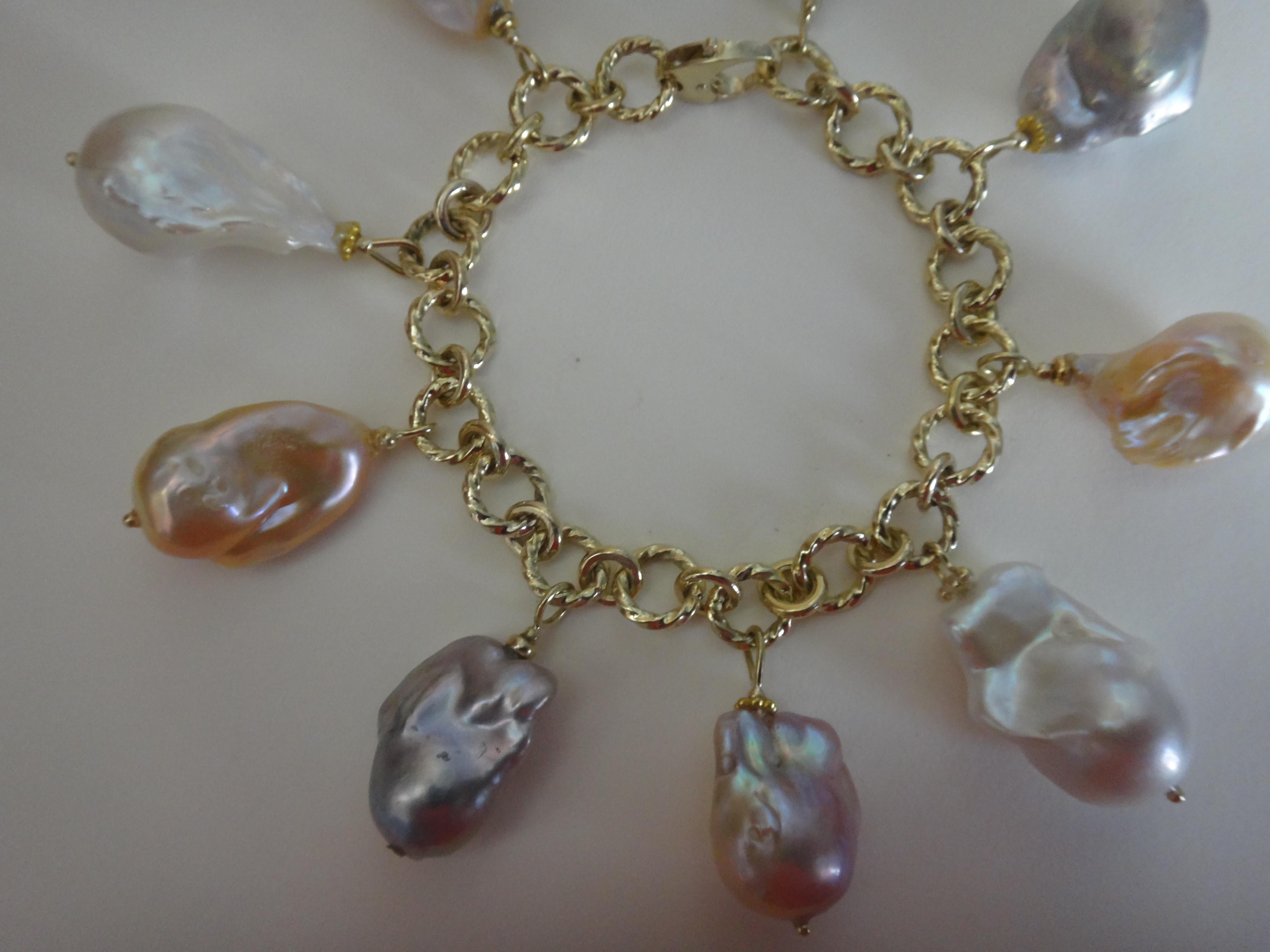 Michael Kneebone Barockes Perlen-Charm-Armband aus 18 Karat Gold im Angebot 7