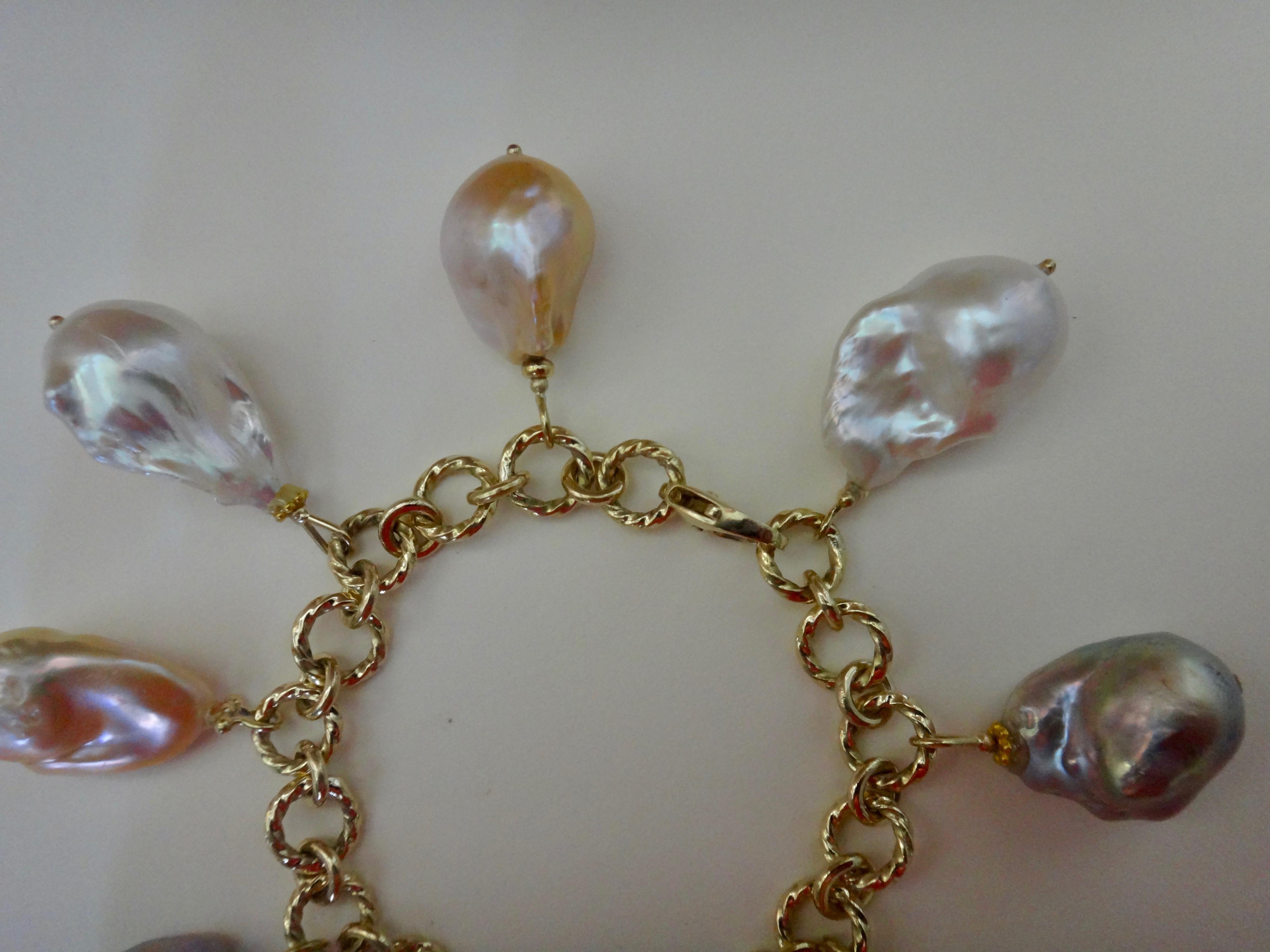 Michael Kneebone Barockes Perlen-Charm-Armband aus 18 Karat Gold (Zeitgenössisch) im Angebot