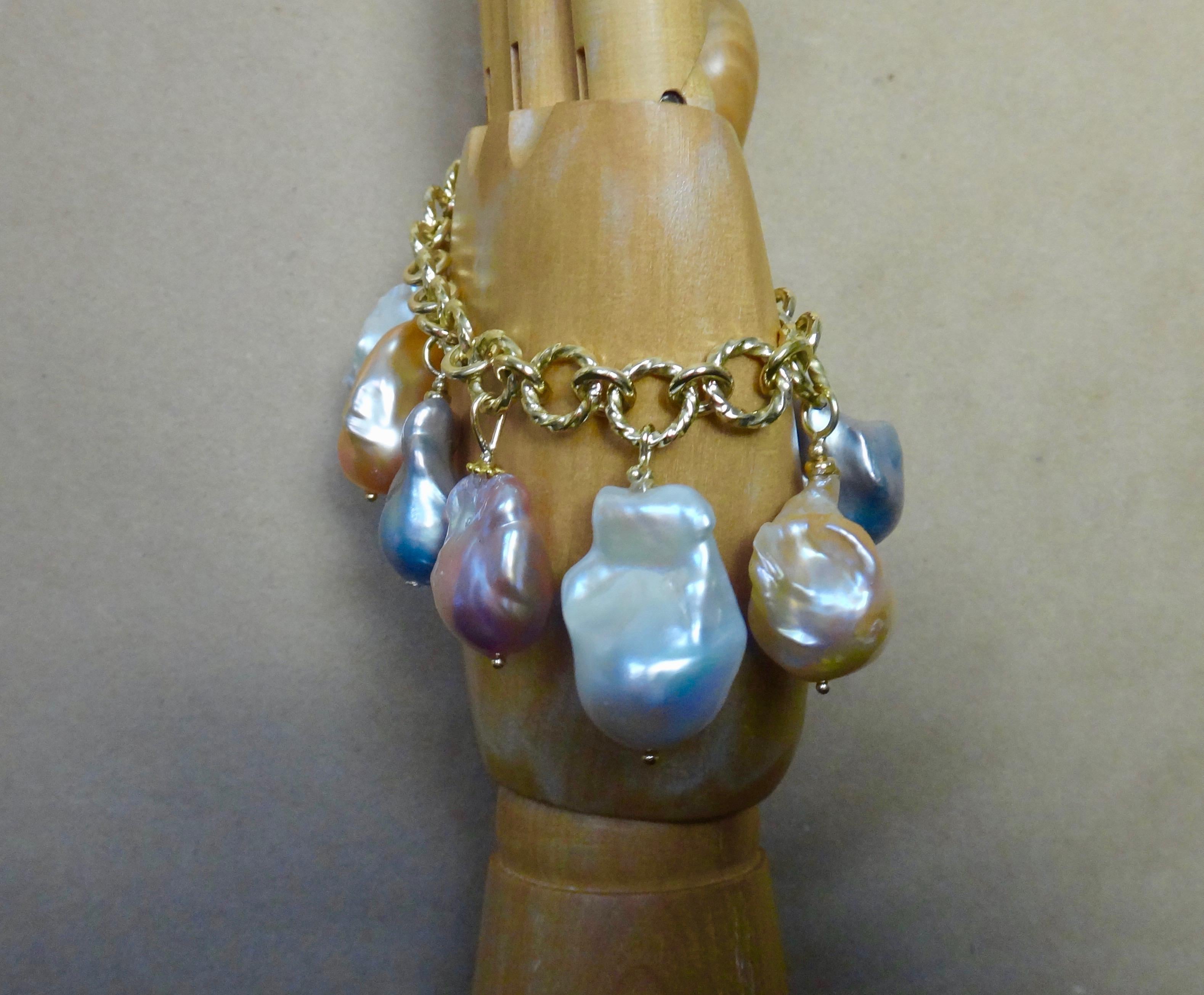 Michael Kneebone Barockes Perlen-Charm-Armband aus 18 Karat Gold im Zustand „Neu“ im Angebot in Austin, TX