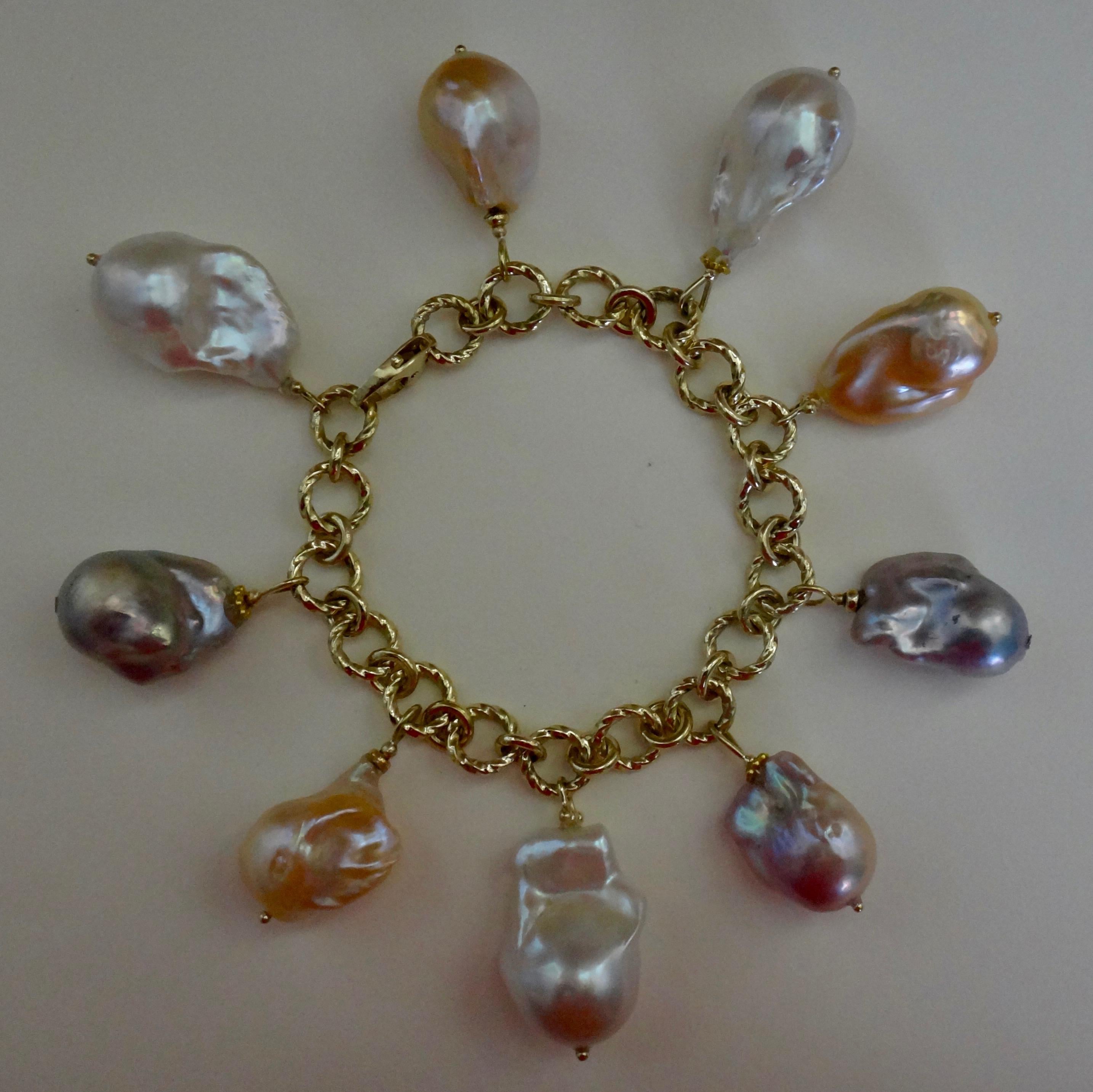 Michael Kneebone Barockes Perlen-Charm-Armband aus 18 Karat Gold Damen im Angebot