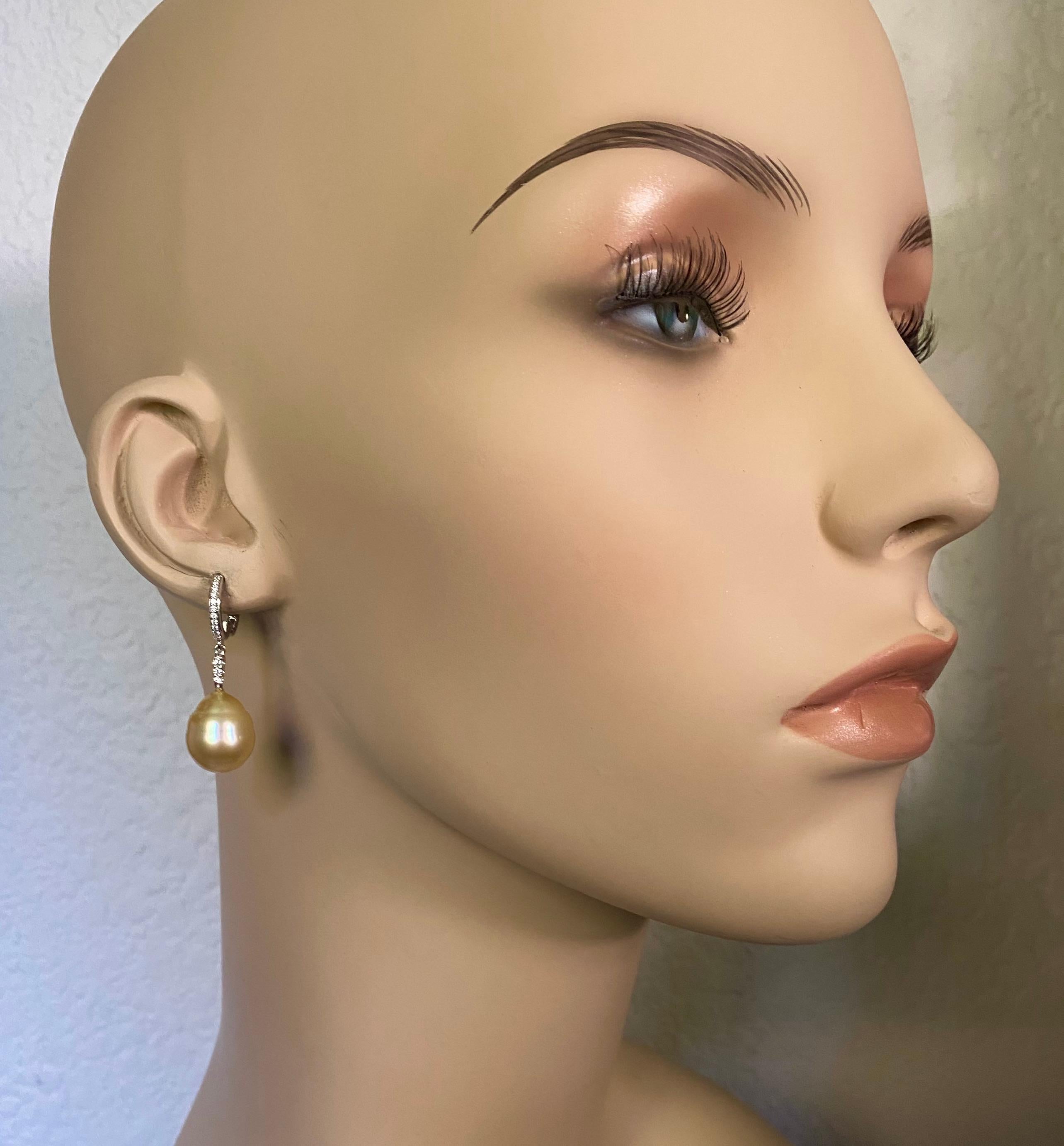 Le perle dorate dei mari del sud sono protagoniste di questi orecchini pendenti classici ed eleganti.  Le perle barocche sono ben abbinate con un delizioso e morbido colore dorato.  Ci sono leggere irregolarità tipiche delle perle barocche.  Sono