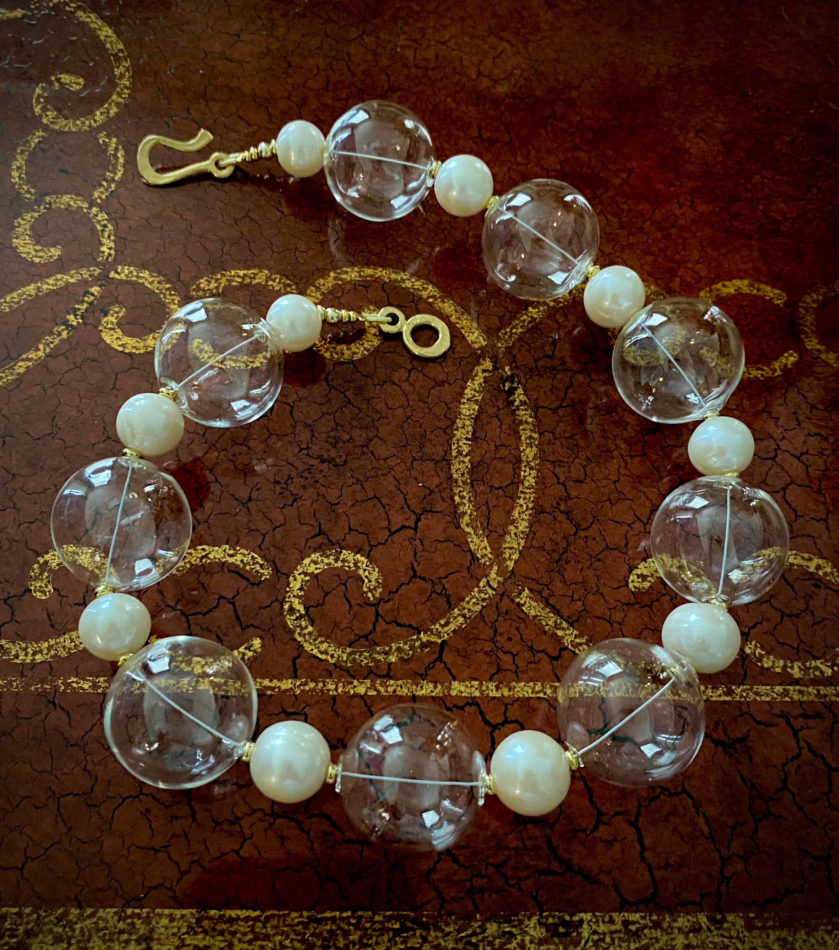 Michael Kneebone, Halbmond-Halskette, Barock, Perlen, geblasenes Glas (Zeitgenössisch) im Angebot