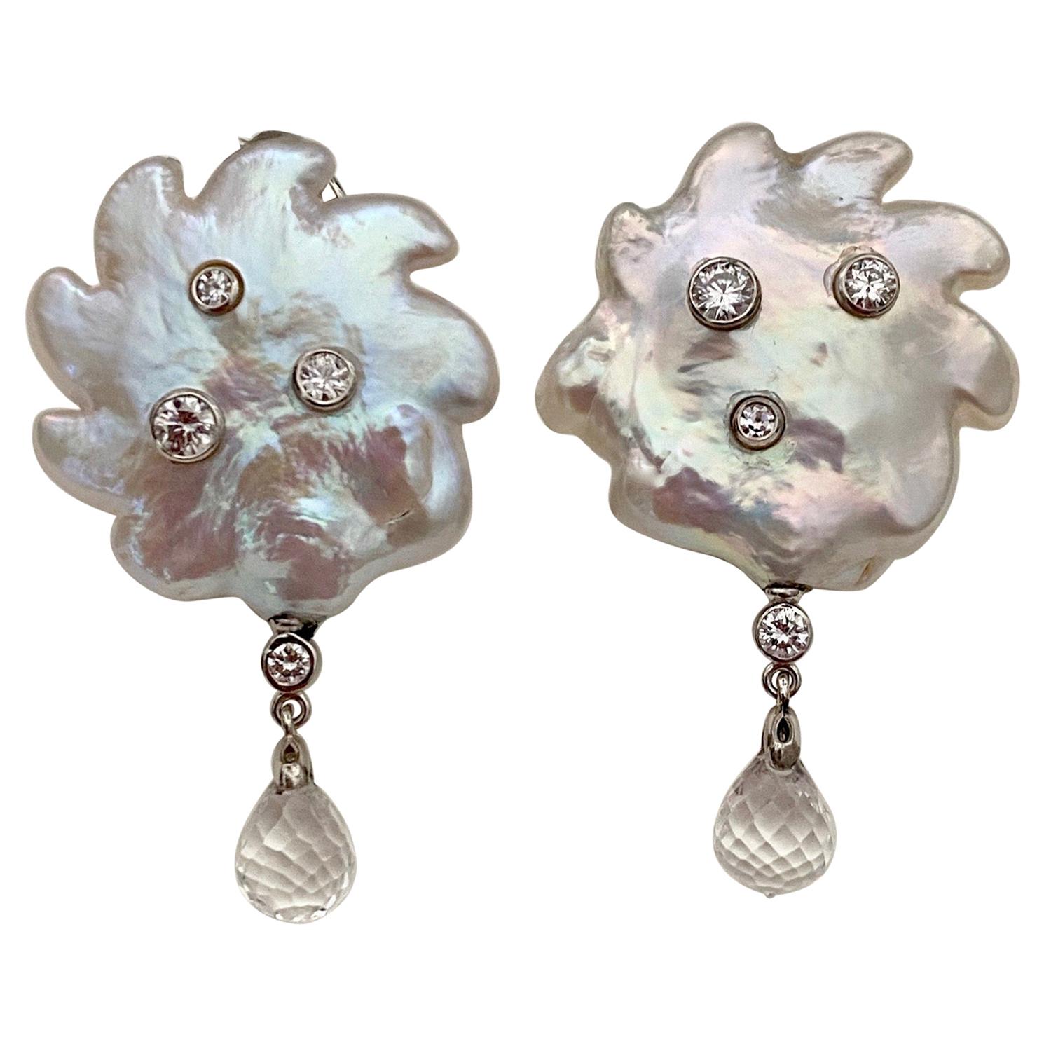 Michael Kneebone Pendants d'oreilles baroques en perles, diamants et cristal en forme de briolette