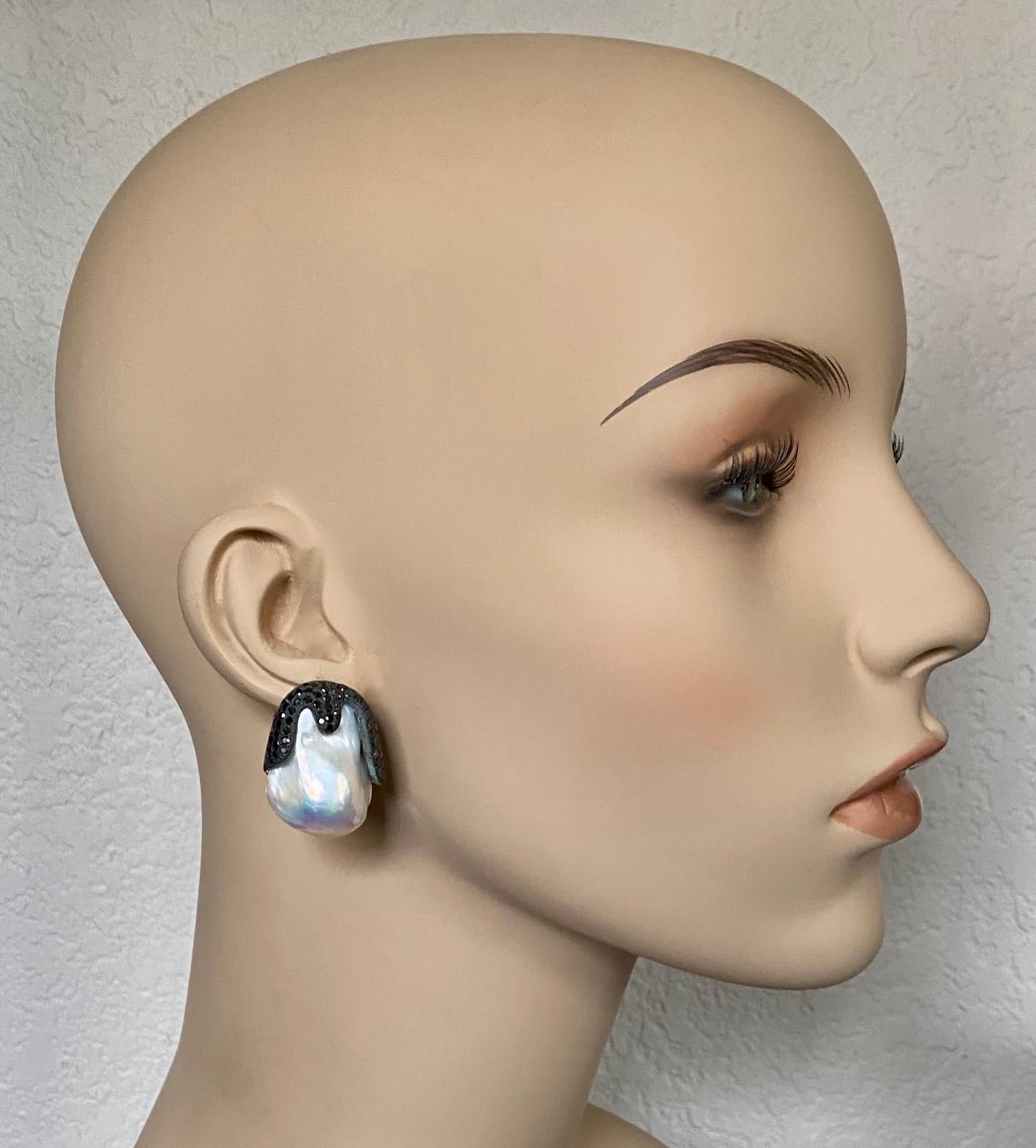 Les perles blanches baroques sont complétées par des diamants noirs dans ces boucles d'oreilles pendantes Aqueous qui attirent l'attention.  Les énormes perles d'eau douce baroques sont parmi les plus grosses disponibles.  Ils ont une surface