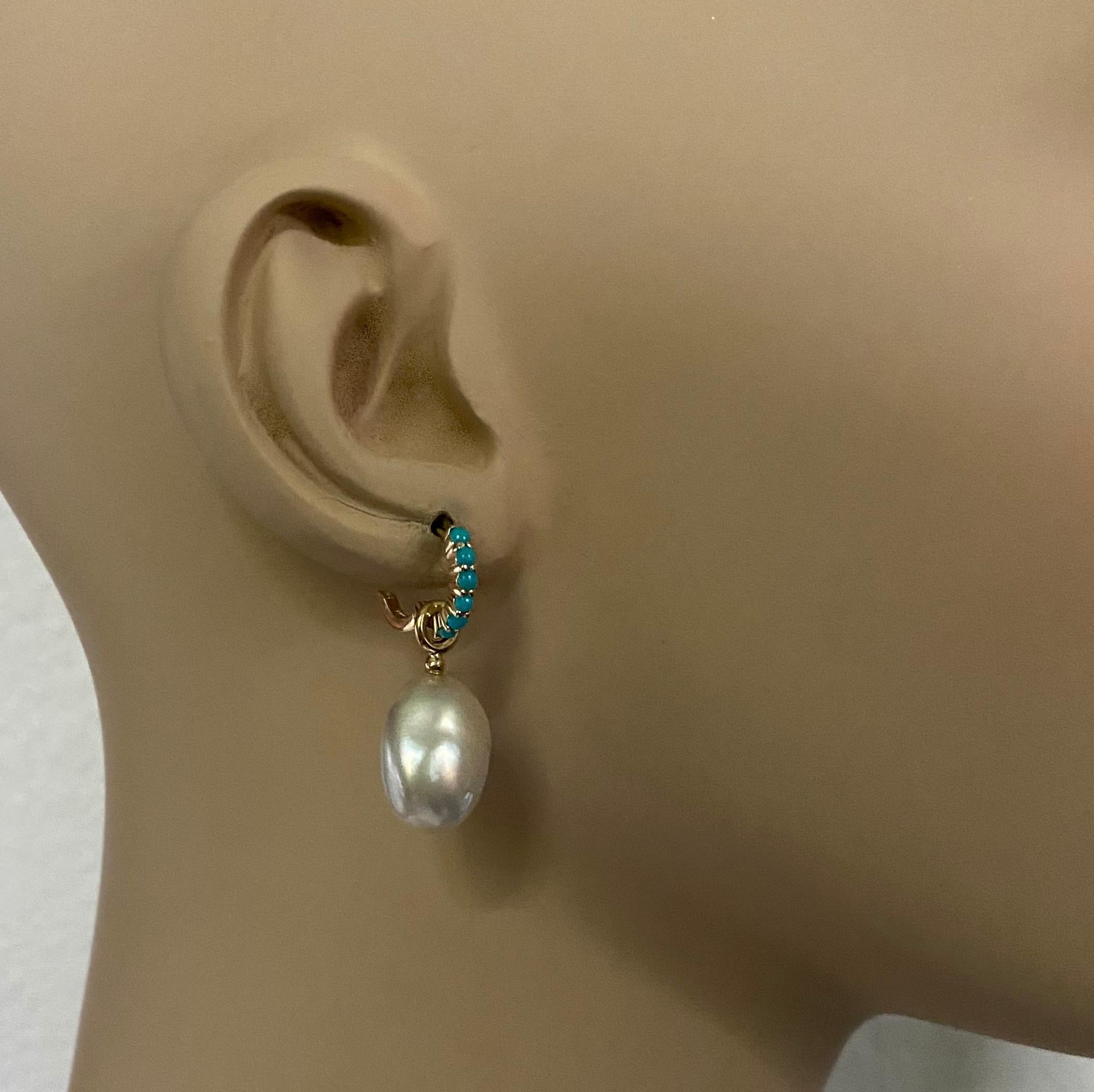 Des perles des mers du Sud Paspaley sont associées à des anneaux de style « huggie » turquoise dans ces boucles d'oreilles quintessence.  Les perles sont de couleur blanc pur, sans imperfections ni taches négligées, et de forme irrégulière comme on