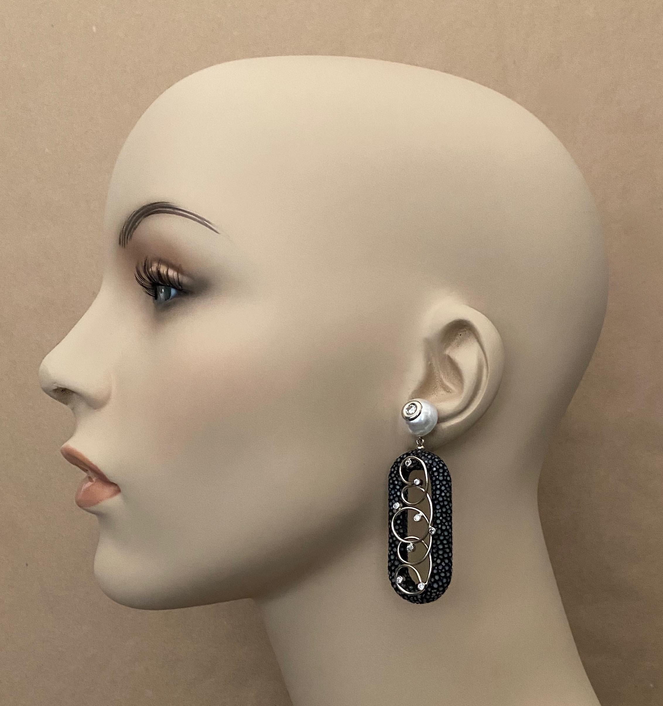 Michael Kneebone Ohrhänger, schwarz Shagreen weiße Perle Diamant im Angebot 4