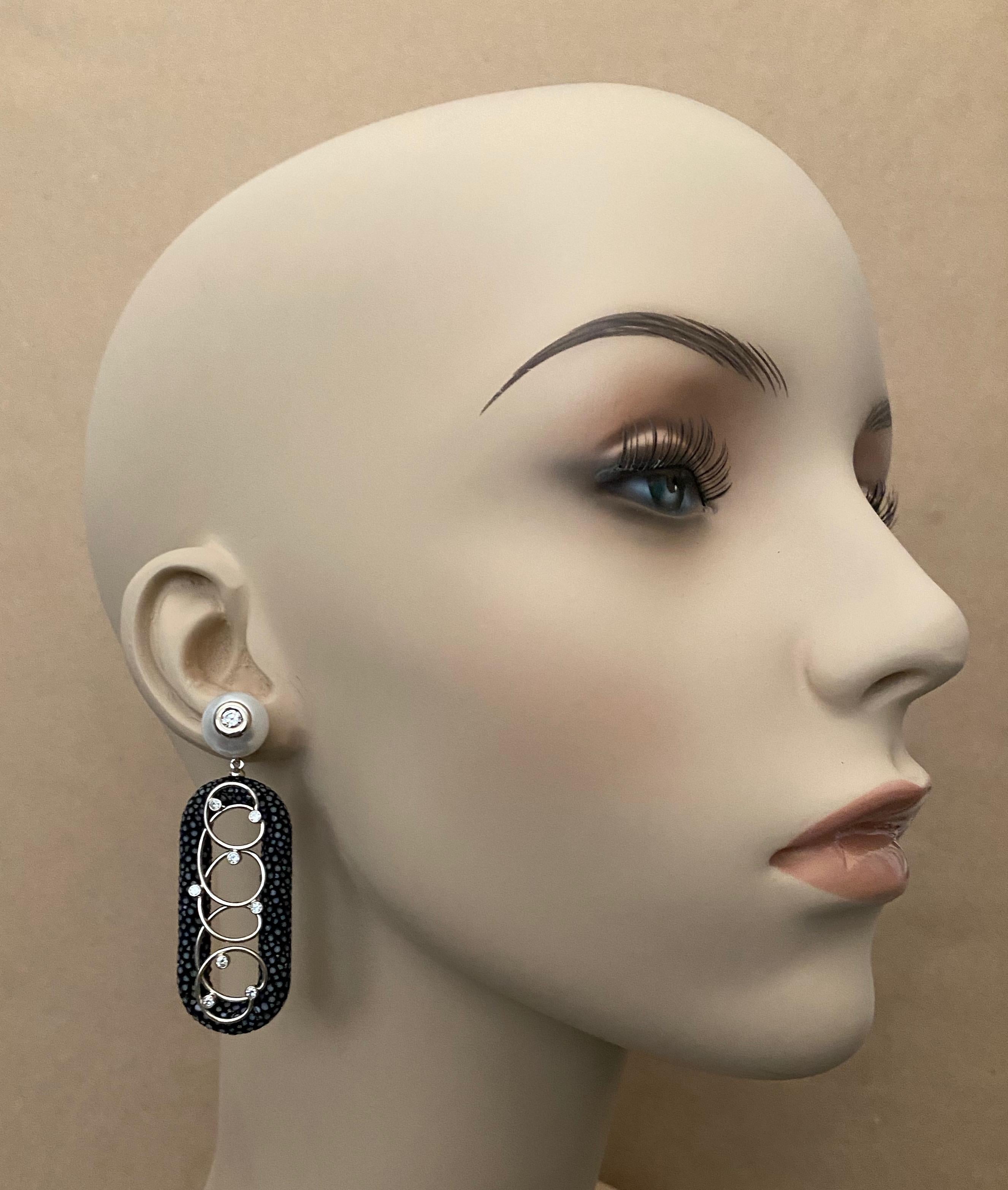 Diese auffälligen Ohrhänger sind aus schwarzem Zirbenholz gefertigt.  Einen Kontrast zum Schwarz und Weiß des Chagrins bilden 12 mm große weiße Knopfperlen, die mit weißen Diamanten besetzt sind.  Der Spaß beginnt mit einer Spirale aus Weißgold, die