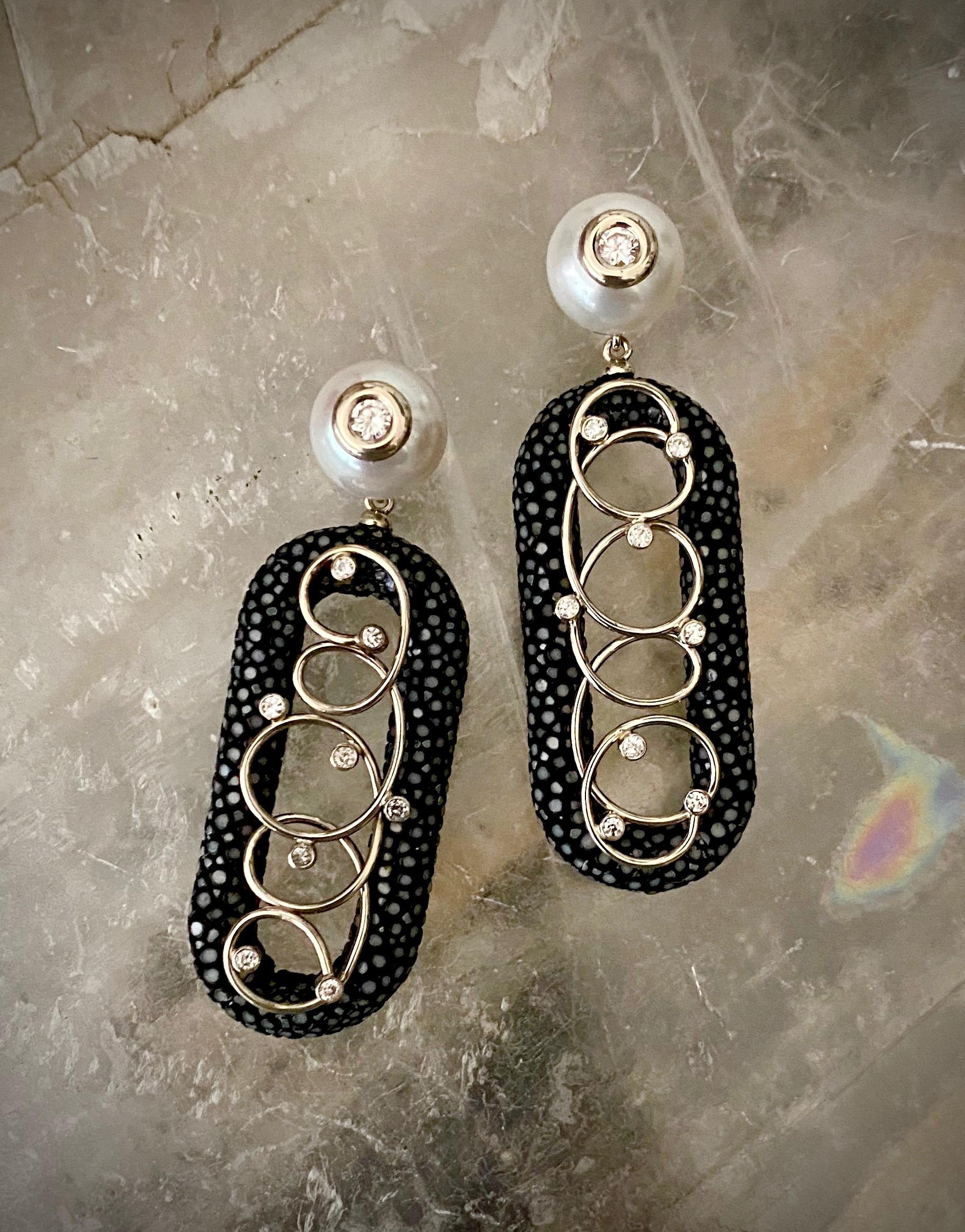 Michael Kneebone Ohrhänger, schwarz Shagreen weiße Perle Diamant (Zeitgenössisch) im Angebot