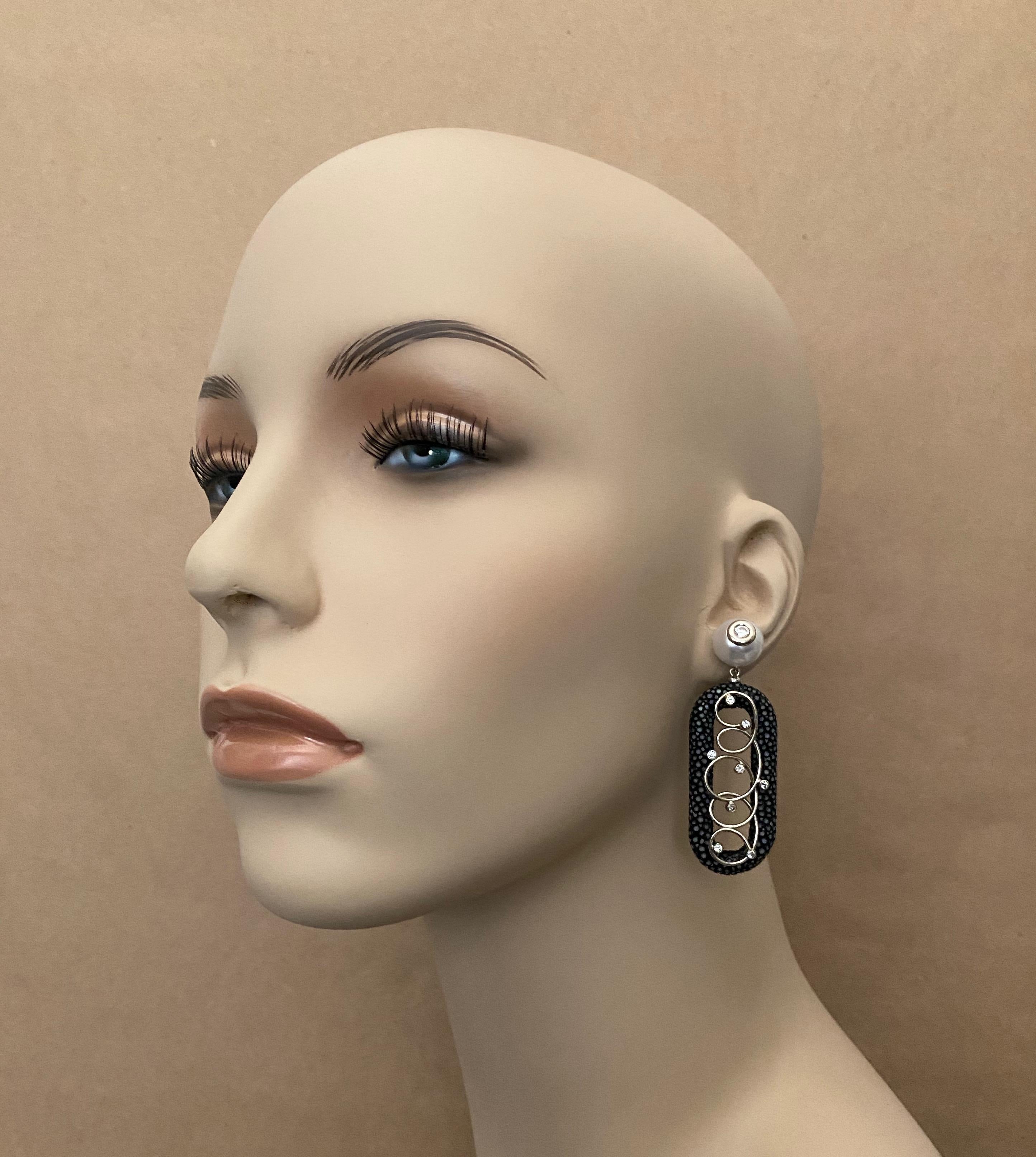 Michael Kneebone Ohrhänger, schwarz Shagreen weiße Perle Diamant (Brillantschliff) im Angebot