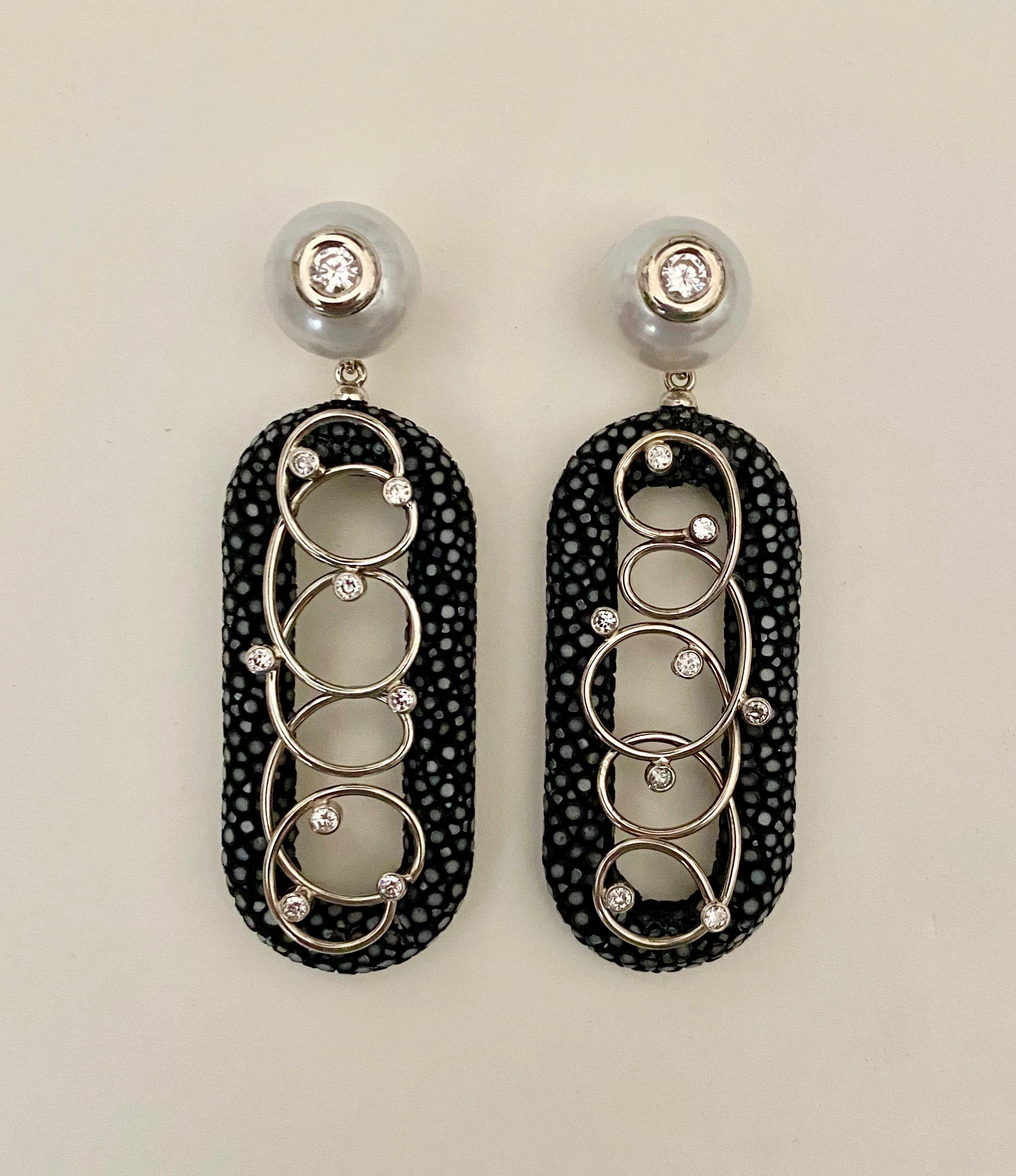 Michael Kneebone Ohrhänger, schwarz Shagreen weiße Perle Diamant im Zustand „Neu“ im Angebot in Austin, TX