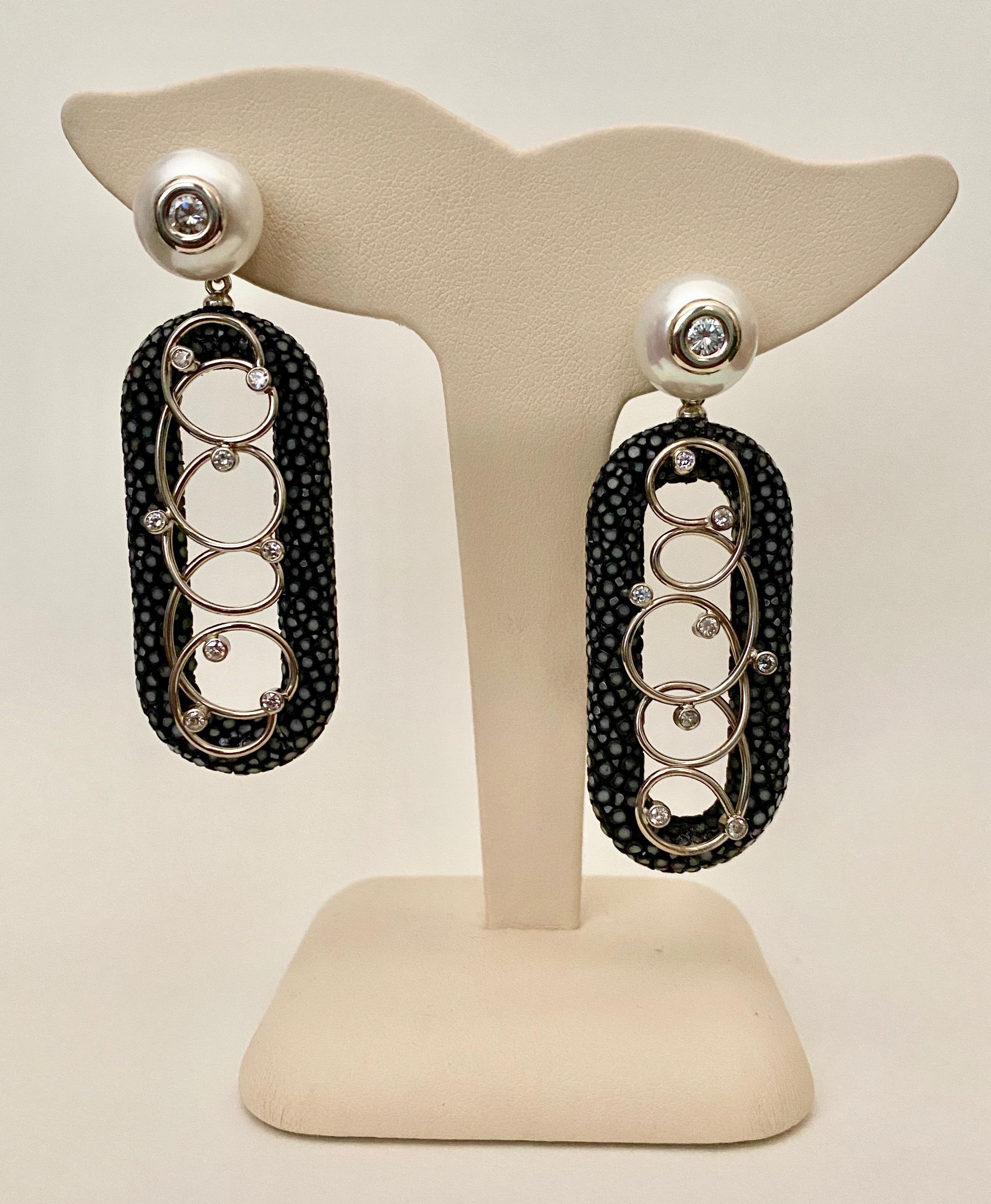 Michael Kneebone Ohrhänger, schwarz Shagreen weiße Perle Diamant im Angebot 1