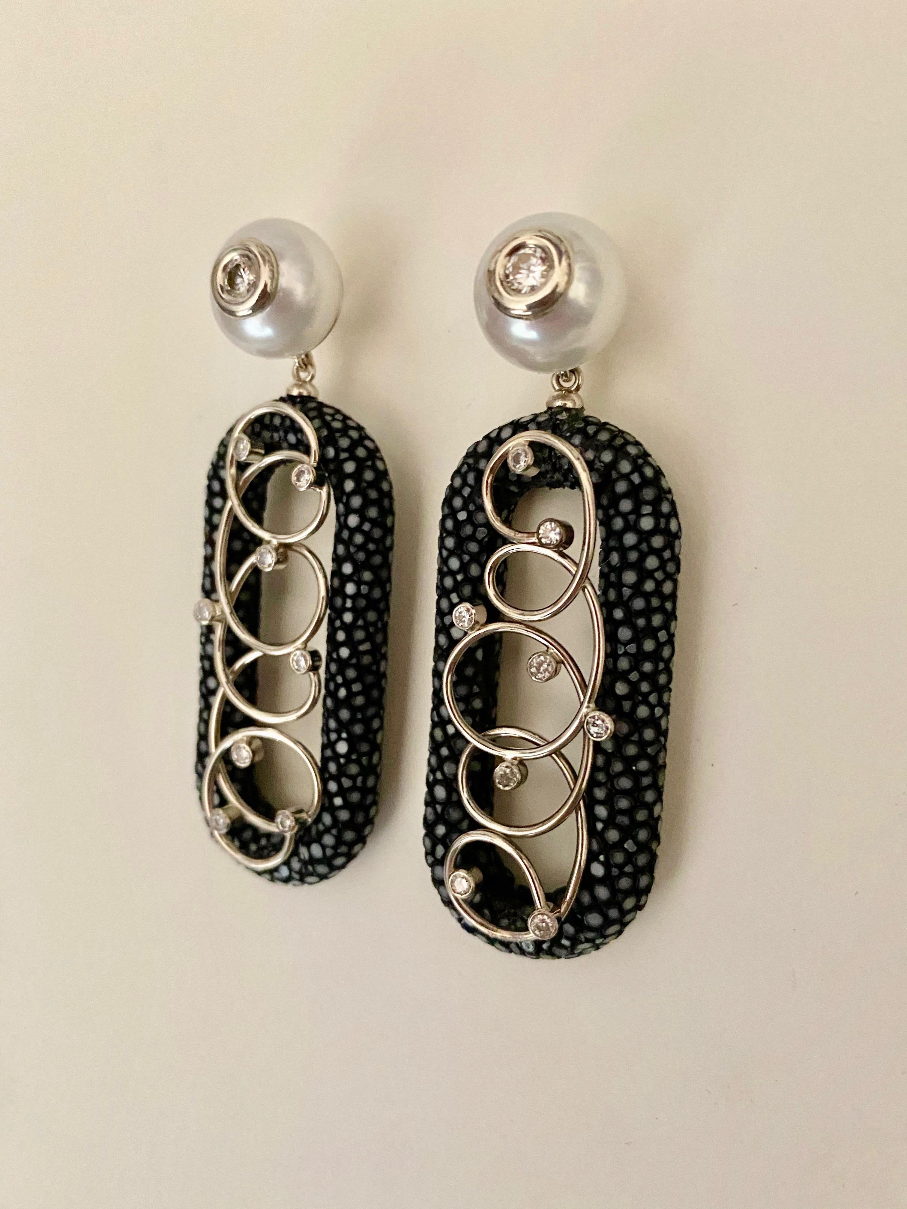 Michael Kneebone Ohrhänger, schwarz Shagreen weiße Perle Diamant im Angebot 3
