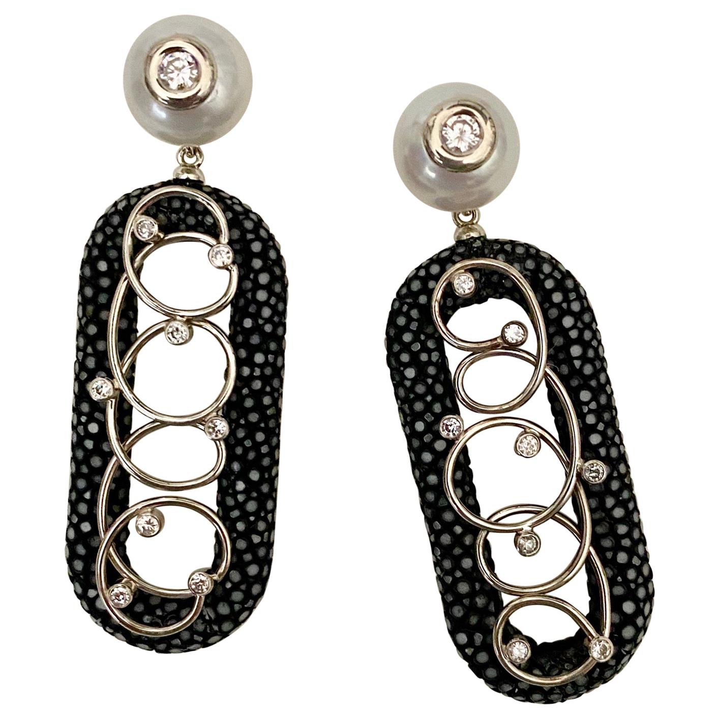 Michael Kneebone Pendants d'oreilles en galuchat noir avec perles blanches et diamants