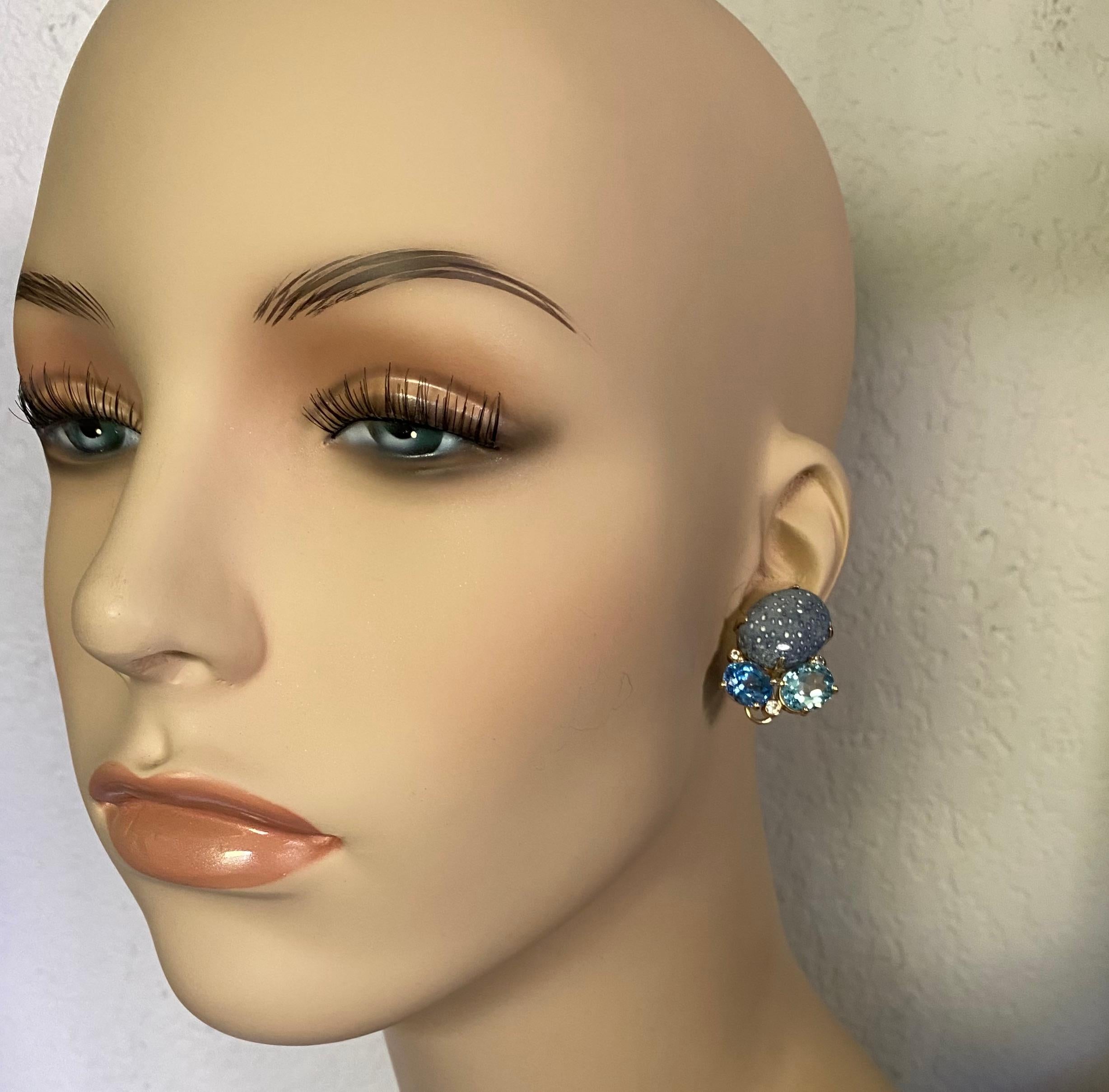 Michael Kneebone Pendientes Racimo Coral Esponja Azul Topacio Azul Diamante Corte mixto en venta