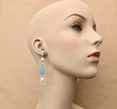 Michael Kneebone Boucles d'oreilles pendantes en topaze bleue, diamant, perle Akoya et calcédoine bleue