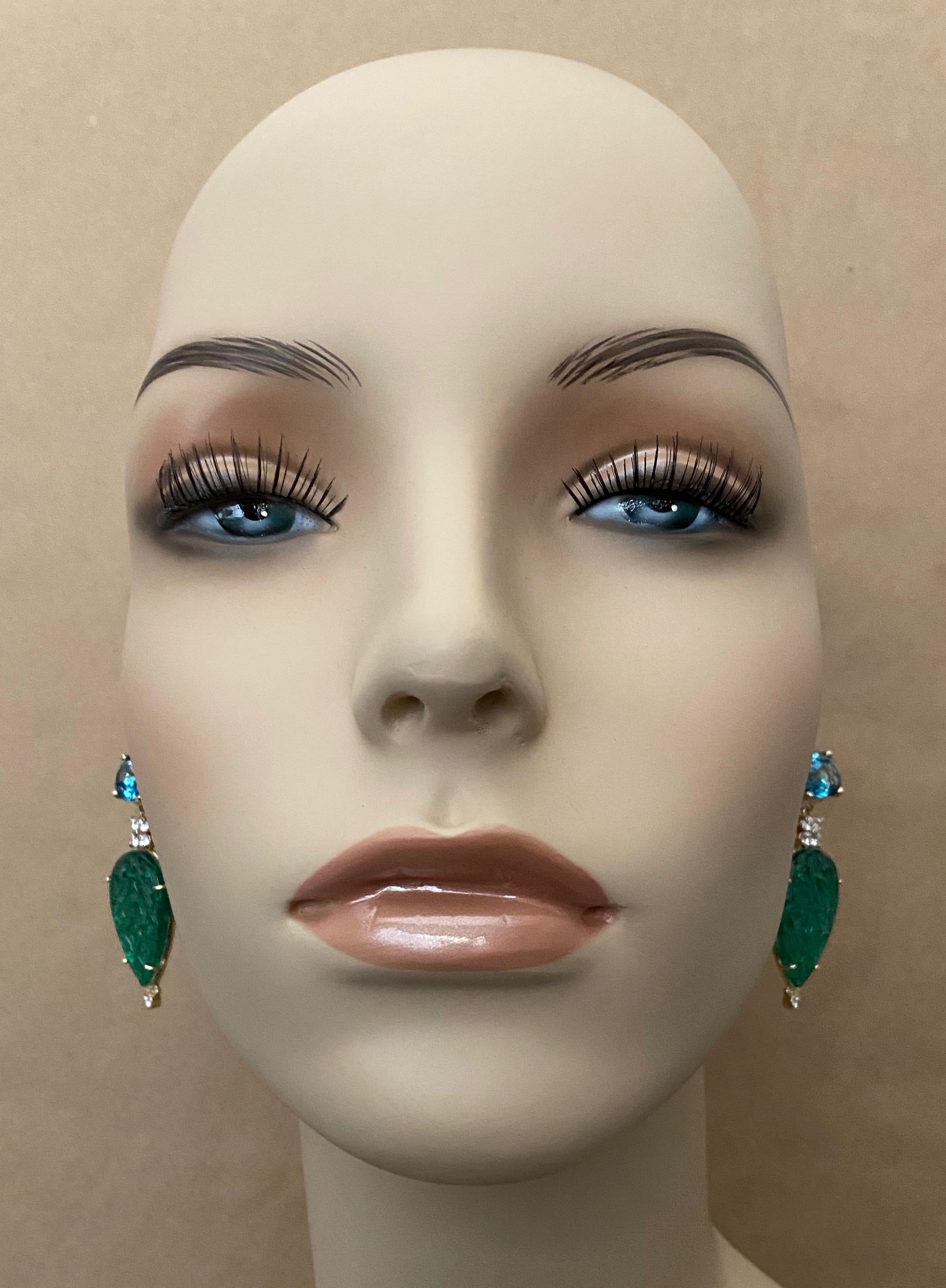 Michael Kneebone Boucles d'oreilles pendantes en topaze bleue, diamant et quartz vert sculpté en vente 1