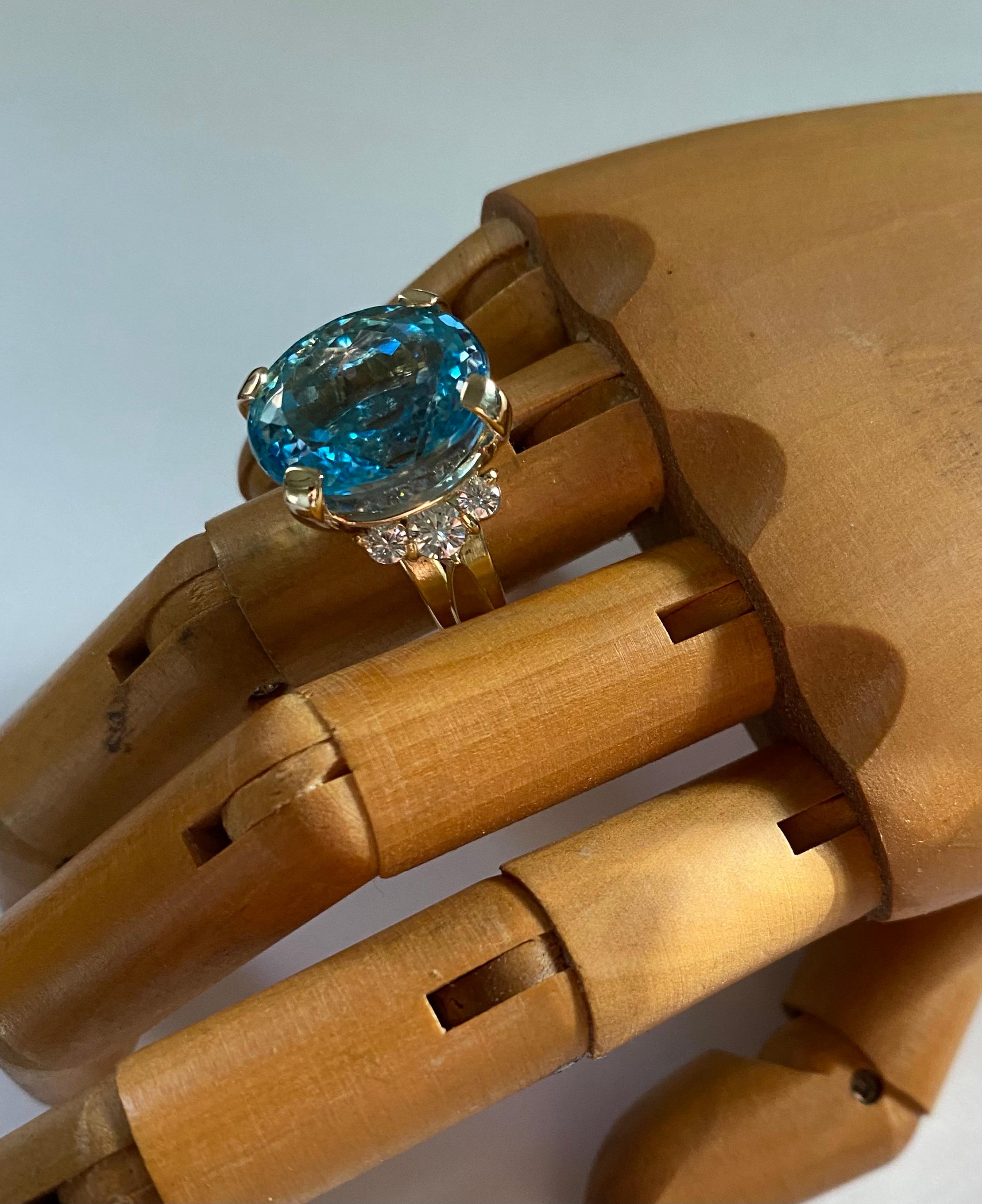 Taille ovale Michael Kneebone Bague cocktail en topaze bleue et diamants en vente