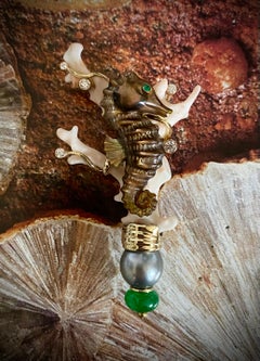 Michael Kneebone Spilla a forma di cavalluccio marino con conchiglia di corallo e diamante smeraldo