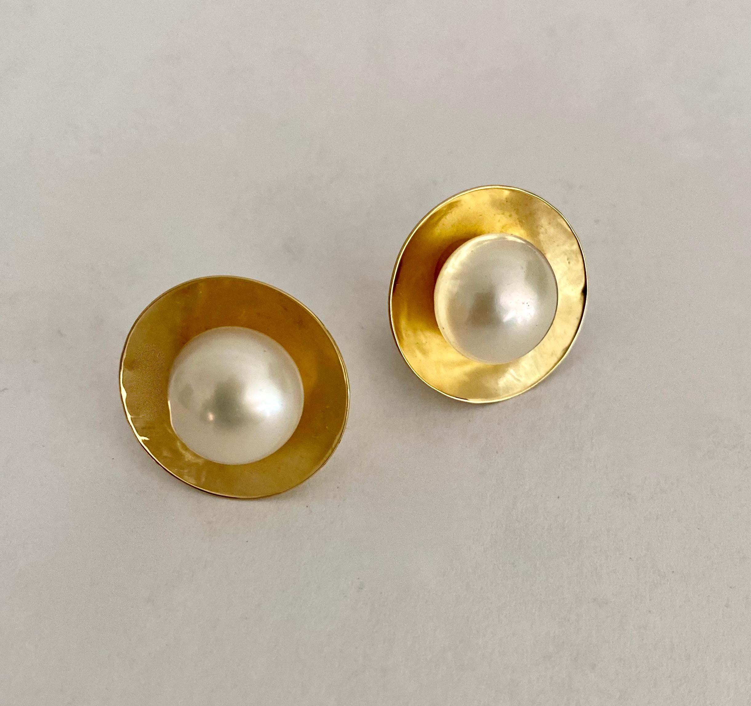 Michael Knöchelknopf Perle 18k Gelbgold Ohrringe (Zeitgenössisch)