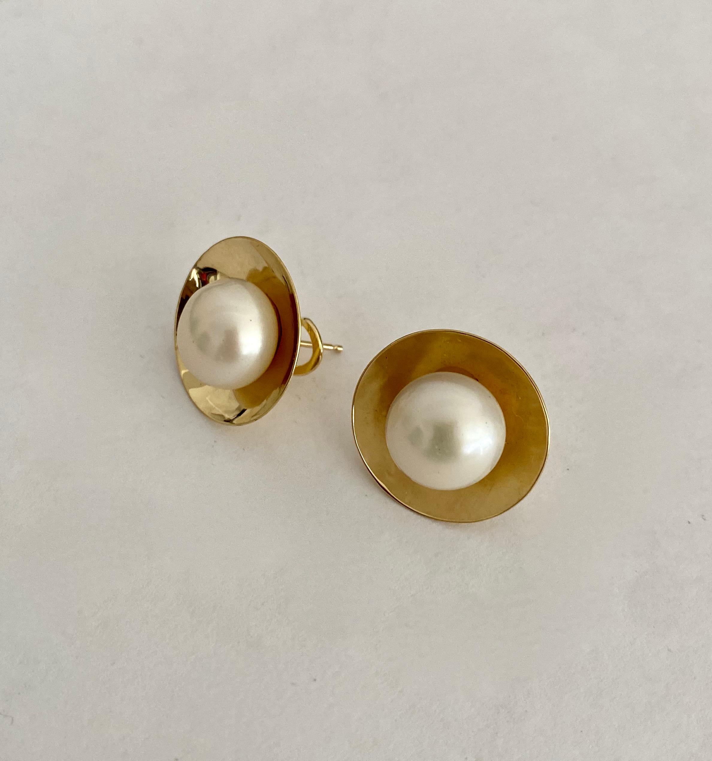 Michael Knöchelknopf Perle 18k Gelbgold Ohrringe im Zustand „Neu“ in Austin, TX