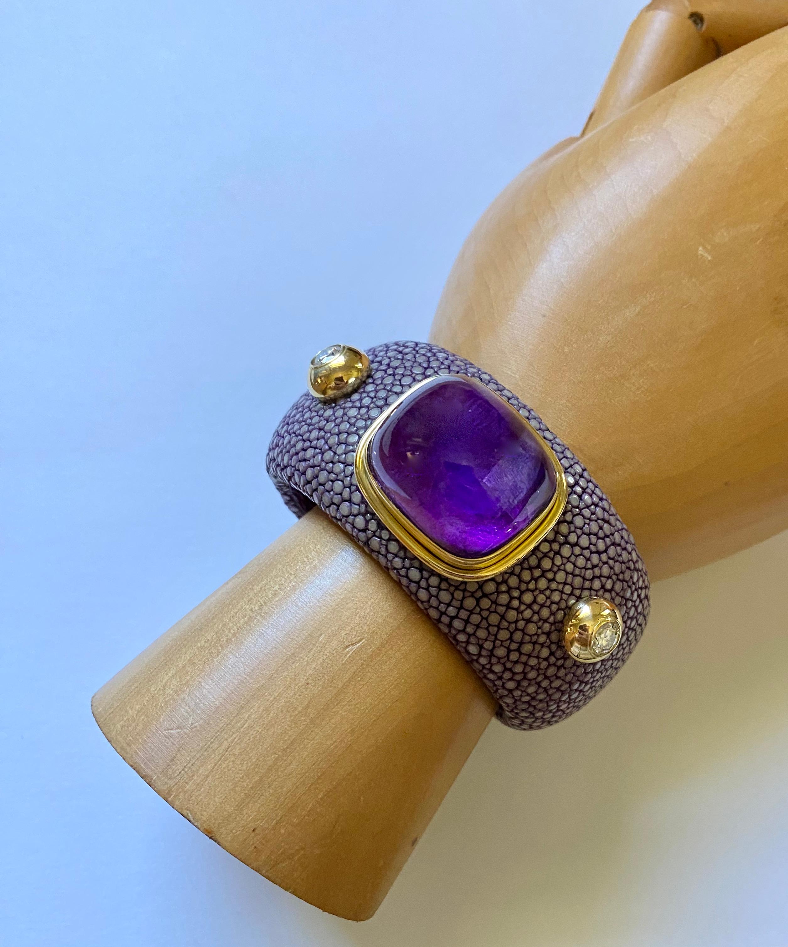 Taille mixte Michael Kneebone Cabochon Améthyste Diamant Bracelet manchette galuchat en vente