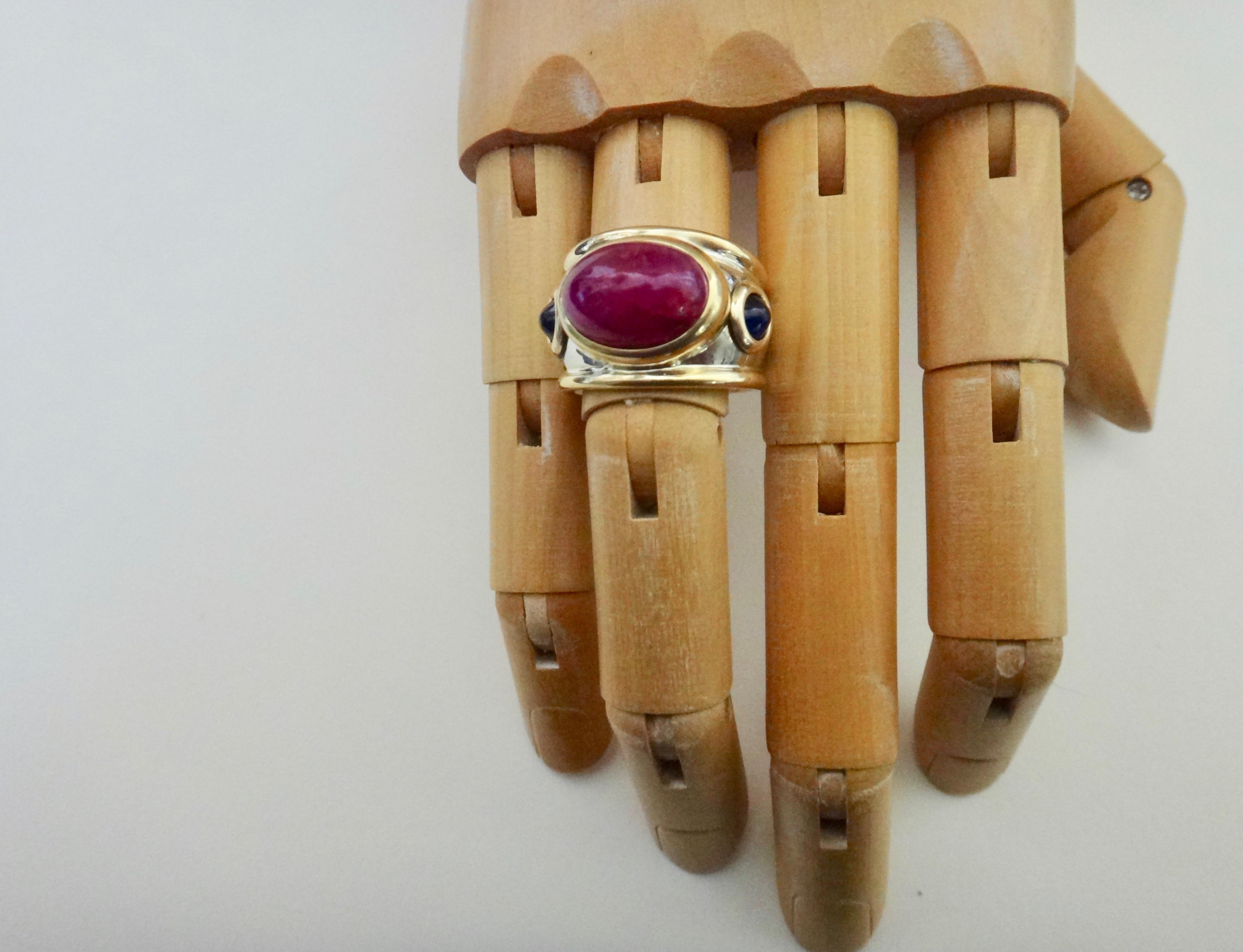 Michael Kneebone Cabochon Ruby Blue Sapphire Two-Tone Bombe Ring In New Condition In Austin, TX