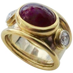 Michael Kneebone Anello con diamanti taglio rosa cabochon e rubino