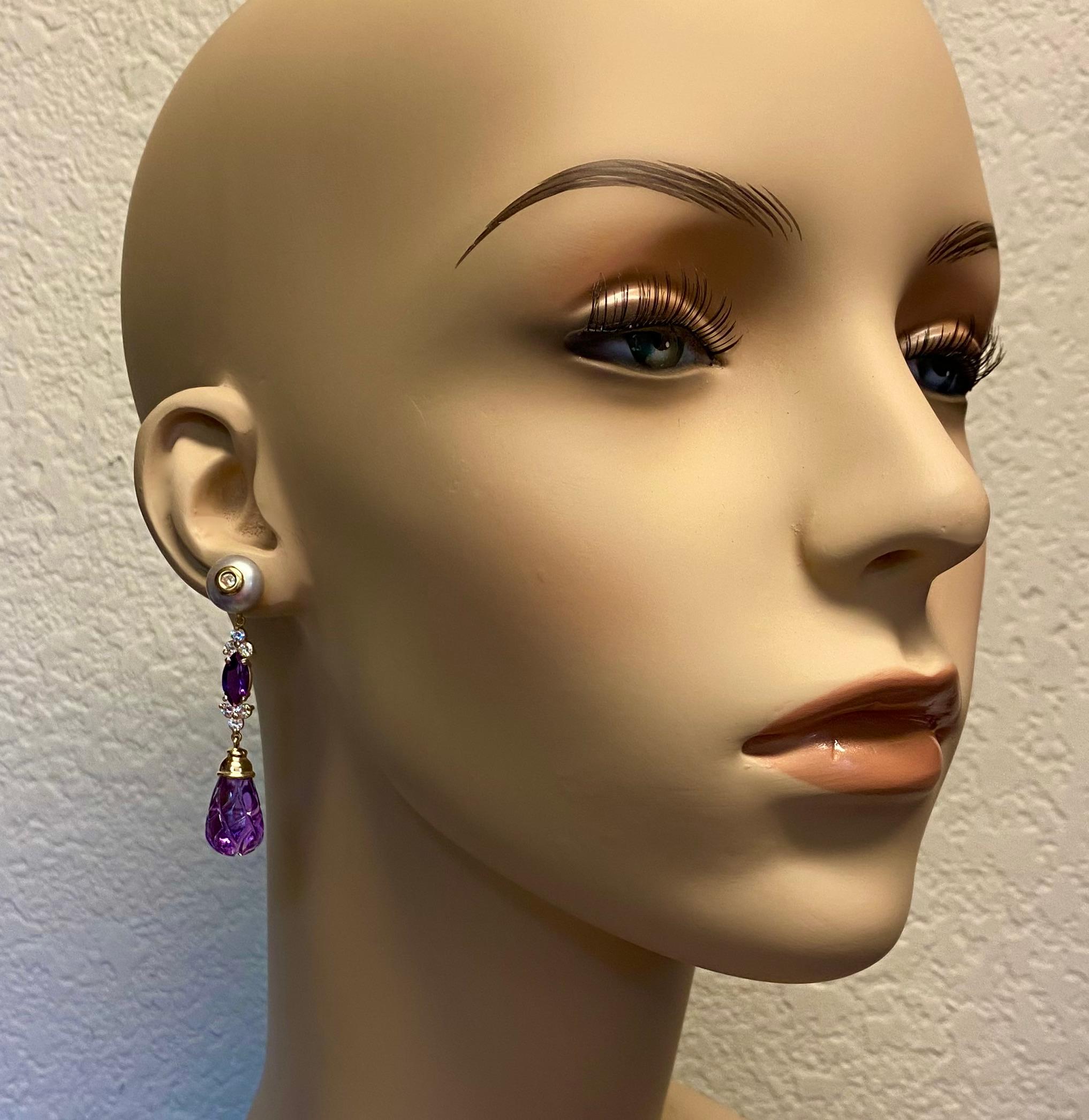 L'améthyste est complétée par des perles grises dans ces élégantes boucles d'oreilles pendantes.  Les gouttes d'améthyste ont été sculptées de manière experte dans un motif de hachures croisées.  Ils sont d'un violet moyen vif et sont très bien